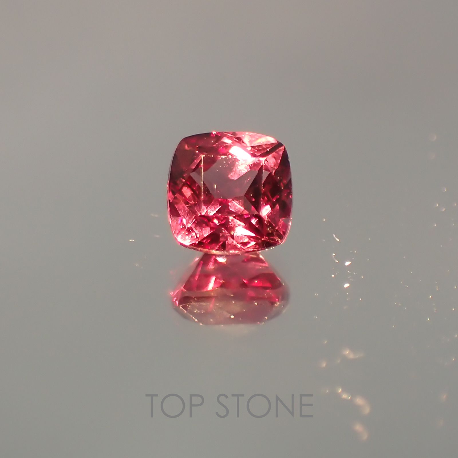 カラーチェンジマラヤガーネット(宝石名ガーネット) タンザニア産 0.73ct 識別済[21059660]5×4.9mm前後