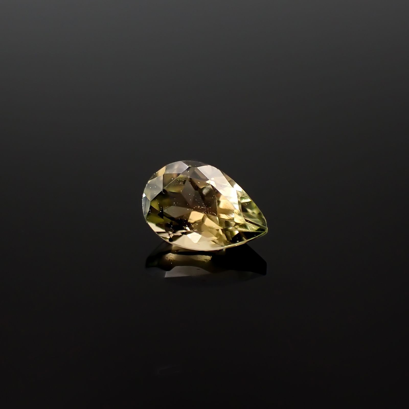 イエロートルマリン ブラジル産 0.47ct / 6.2x4.1mm前後 [260929024]