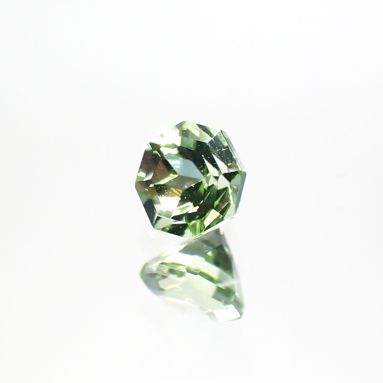 ◇オクタゴンカット◇ペリドット(宝石名ペリドット) パキスタン産 0.41ct 識別済[210913103]4.1×4mm前後