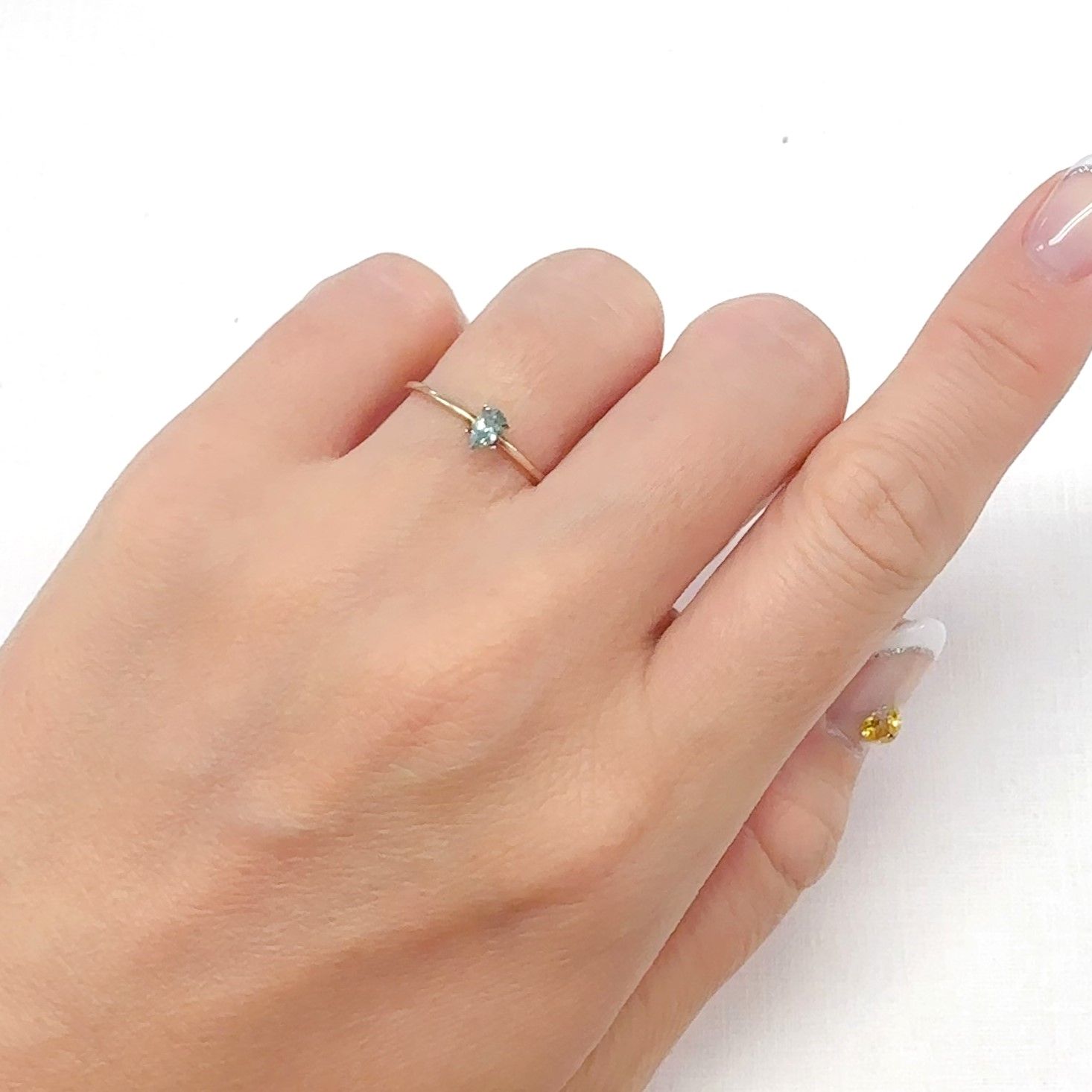 ブルーグリーンコーネルピン(宝石名ブルーグリーン・コーネルピン)タンザニア産 0.20ct 識別済[240527678]4.7x2.8mm前後