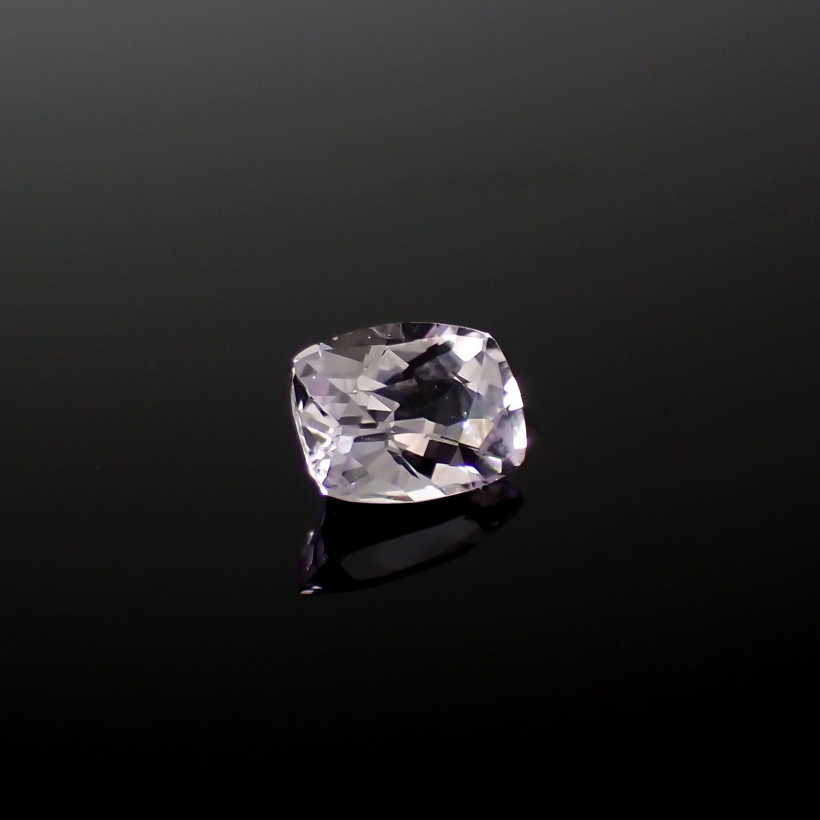 アイスラベンダーサファイア(宝石名サファイア)スリランカ/マダガスカル産 0.63ct 識別済[240226286]5.6x4.1mm前後