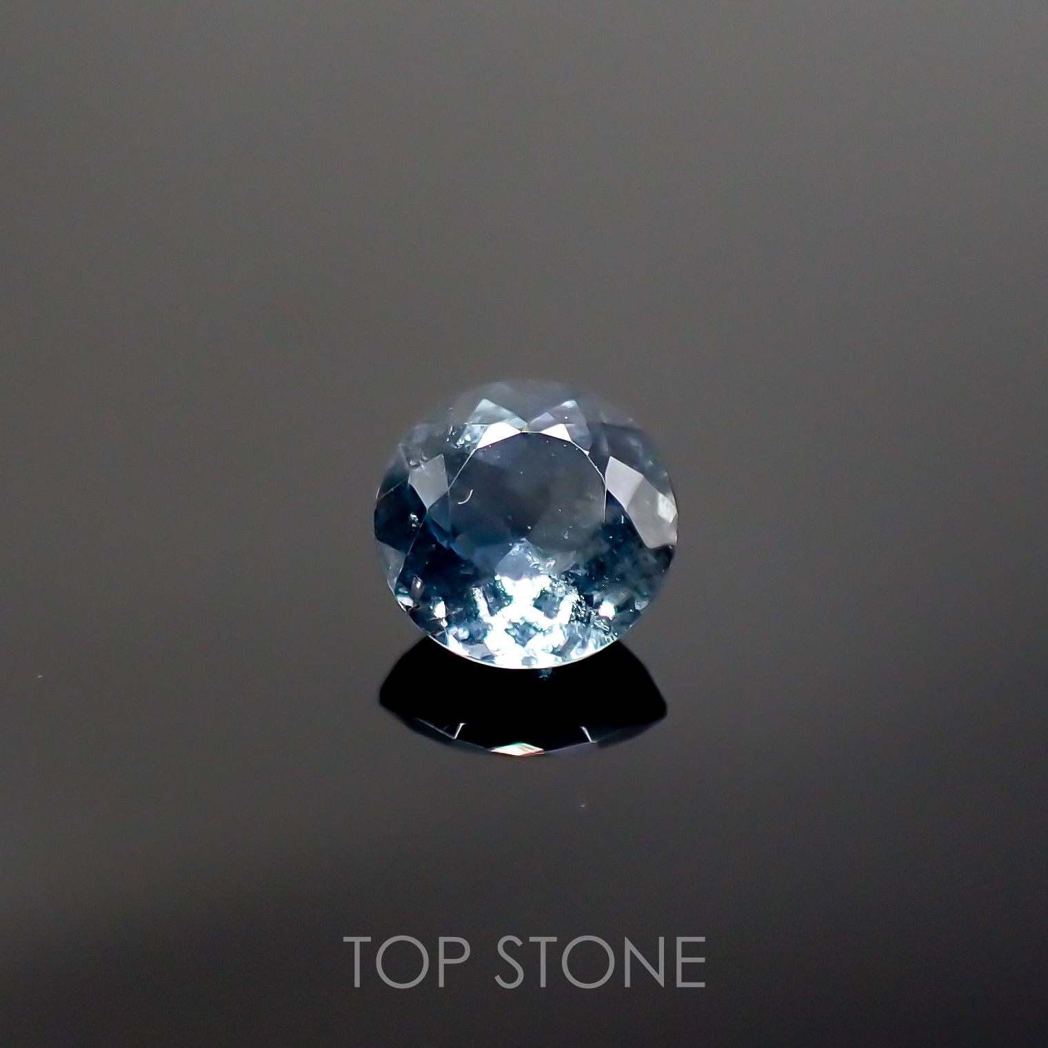 サンタマリアアクアマリン(宝石名アクアマリン)ブラジル産 0.626ct ソ付(彩珠)[210711892]5.5×5.5mm前後