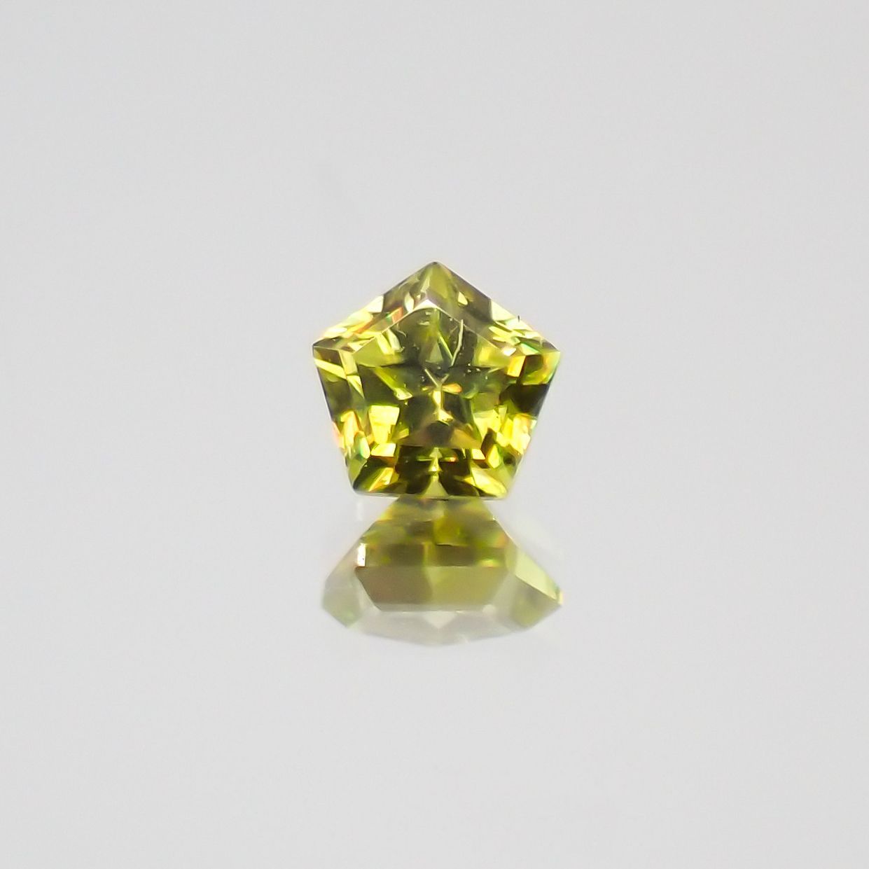 ◇ペンタゴンカット◇スフェーン(宝石名スフェーン) マダガスカル産 0.15ct 識別済[210610963]3×3.2mm前後
