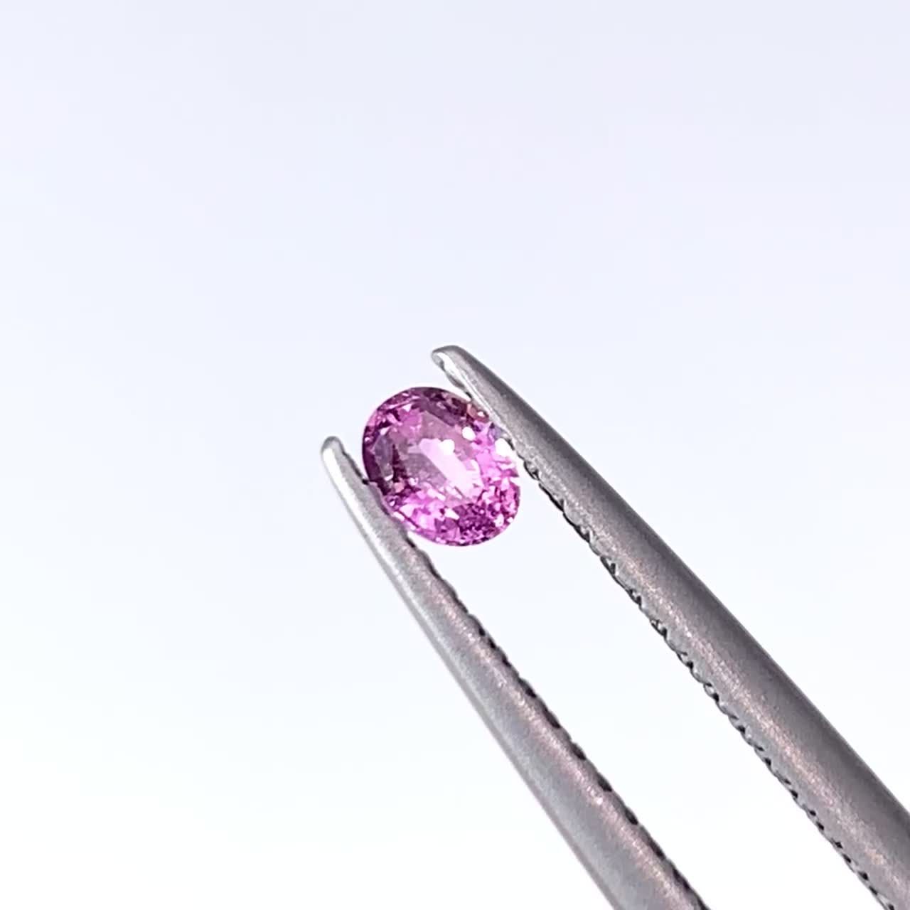 ネオンピンクサファイア スリランカ産 0.18ct / 3.5x2.7mm前後