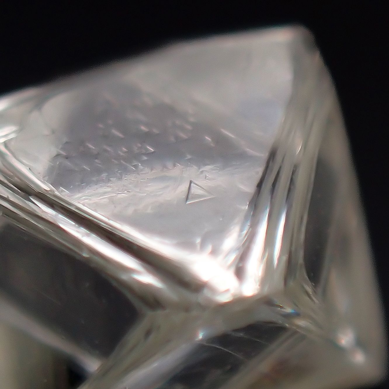 ソーヤブルダイヤモンド 原石(トライゴンあり/Trigon) デビアス社 0.38ct[230923460]4.6x4.4mm前後