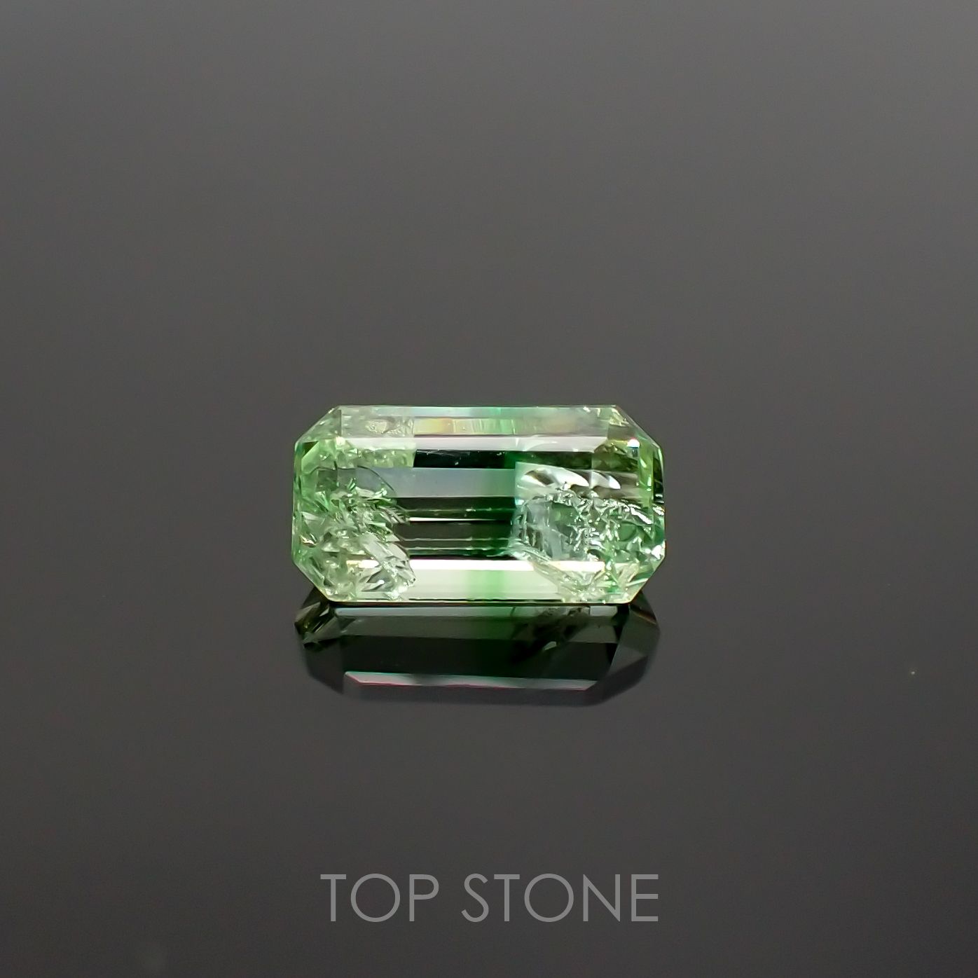 バイカラーツァボライト(宝石名グリーン グロッシュラー・ガーネット) タンザニア産 0.71ct 識別済[210711573]6.6×3.5mm前後