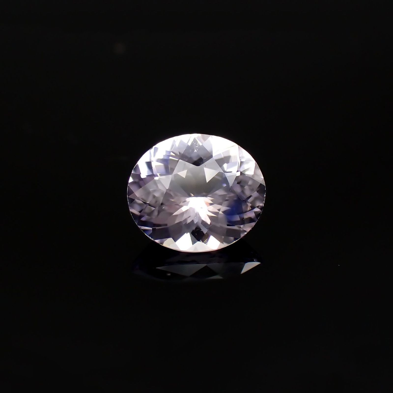 アイスラベンダーサファイア(宝石名サファイア)スリランカ/マダガスカル産 0.72ct 識別済[250817480]6x5.3mm前後