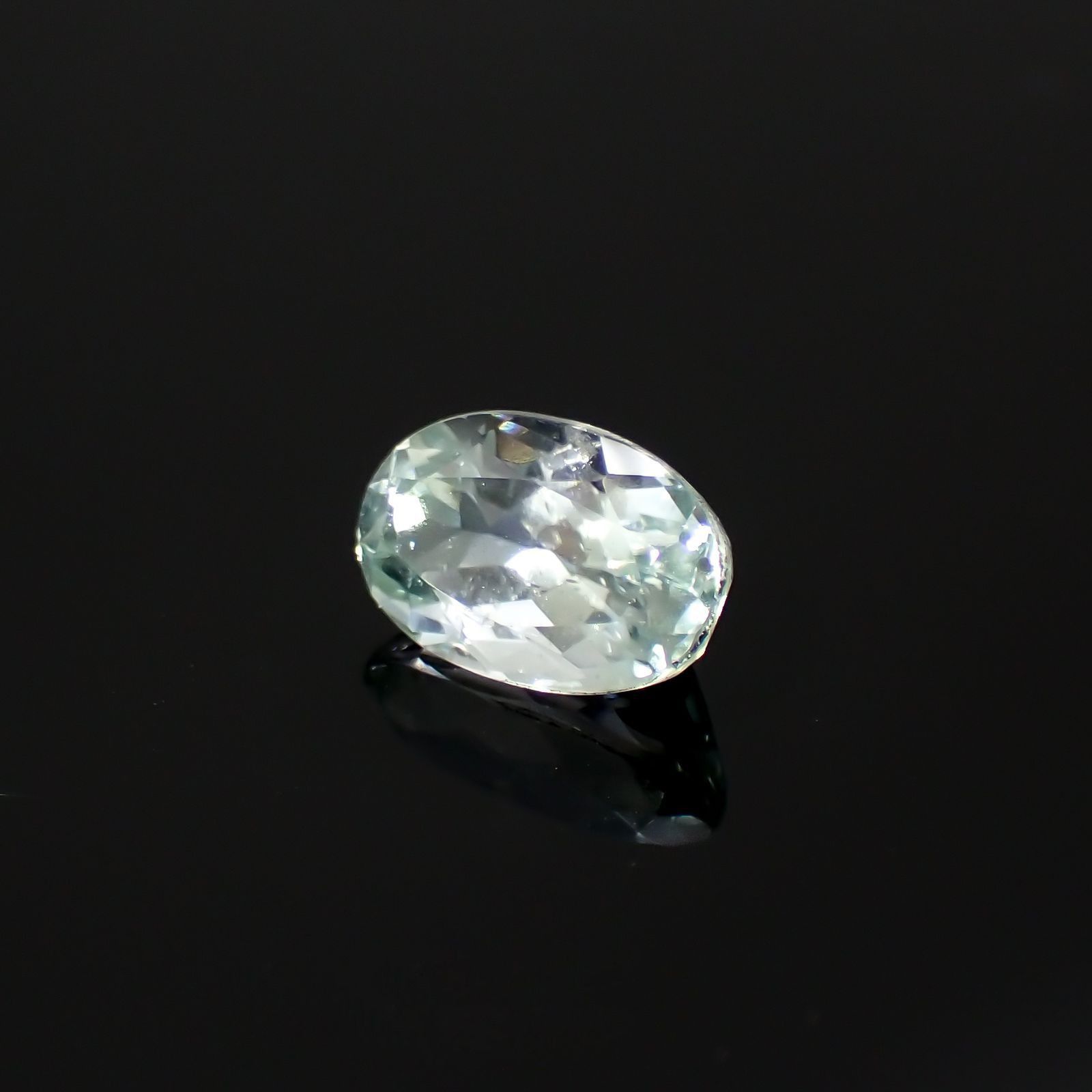 ユークレース(宝石名ユークレース)コロンビア産 ソ付(彩珠) 1.216ct / 7.9x5.1mm前後 [220616448]