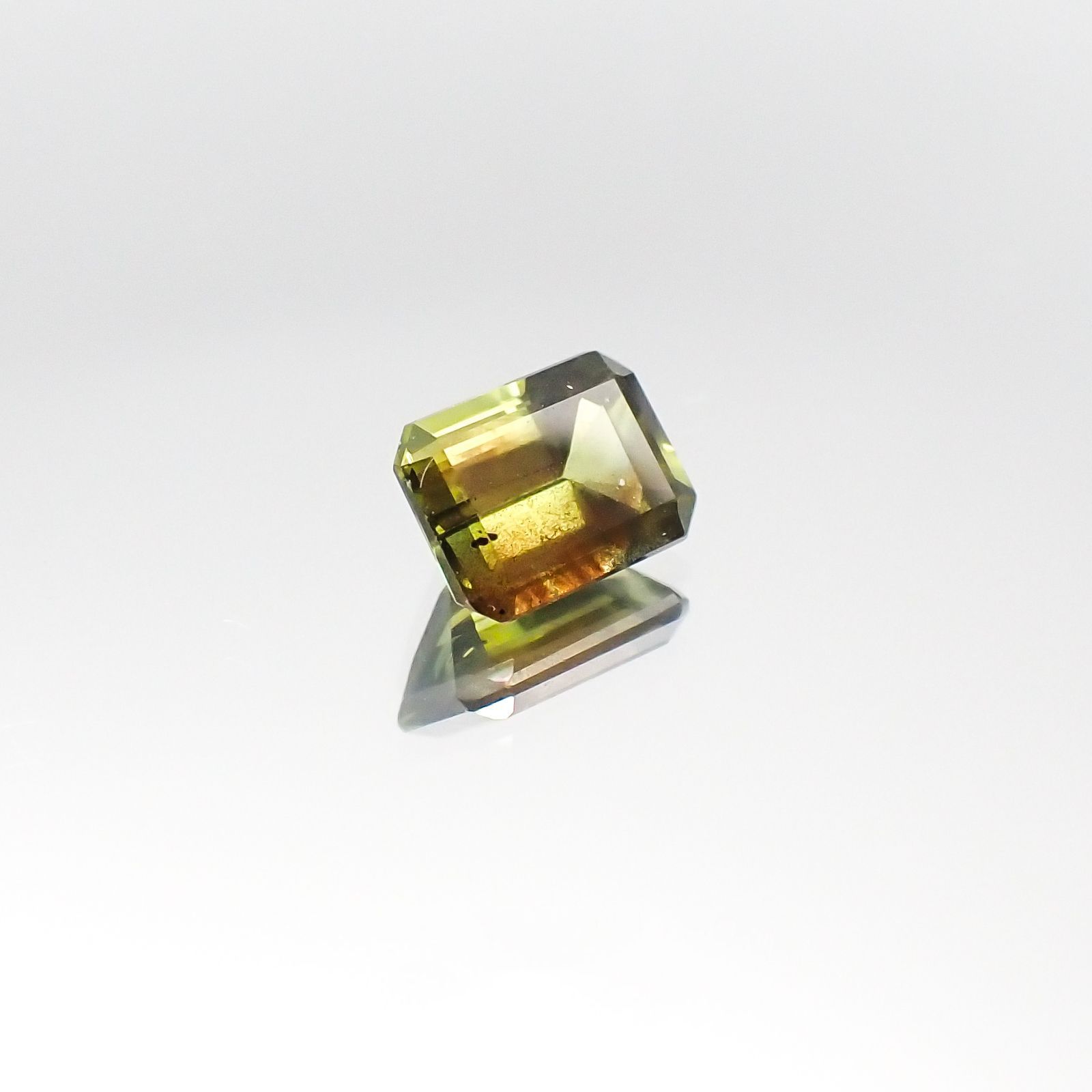 ゴールドシーンサファイア 非加熱(宝石名シーン・サファイア)ケニア産 1.183ct ソ付(彩珠)[231023911]6.6x4.9mm前後