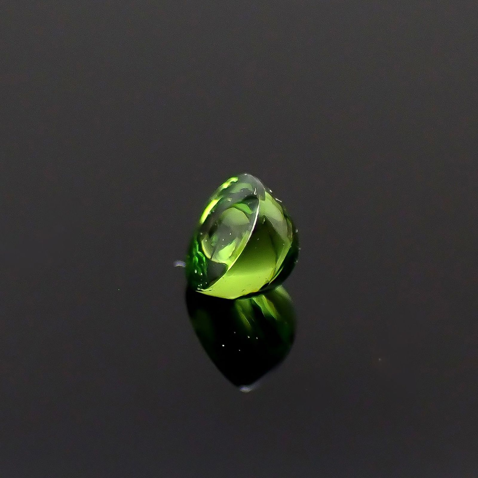 デマントイドガーネット ロシア産 0.063ct / 2.1x2.1mm前後 [240628254]