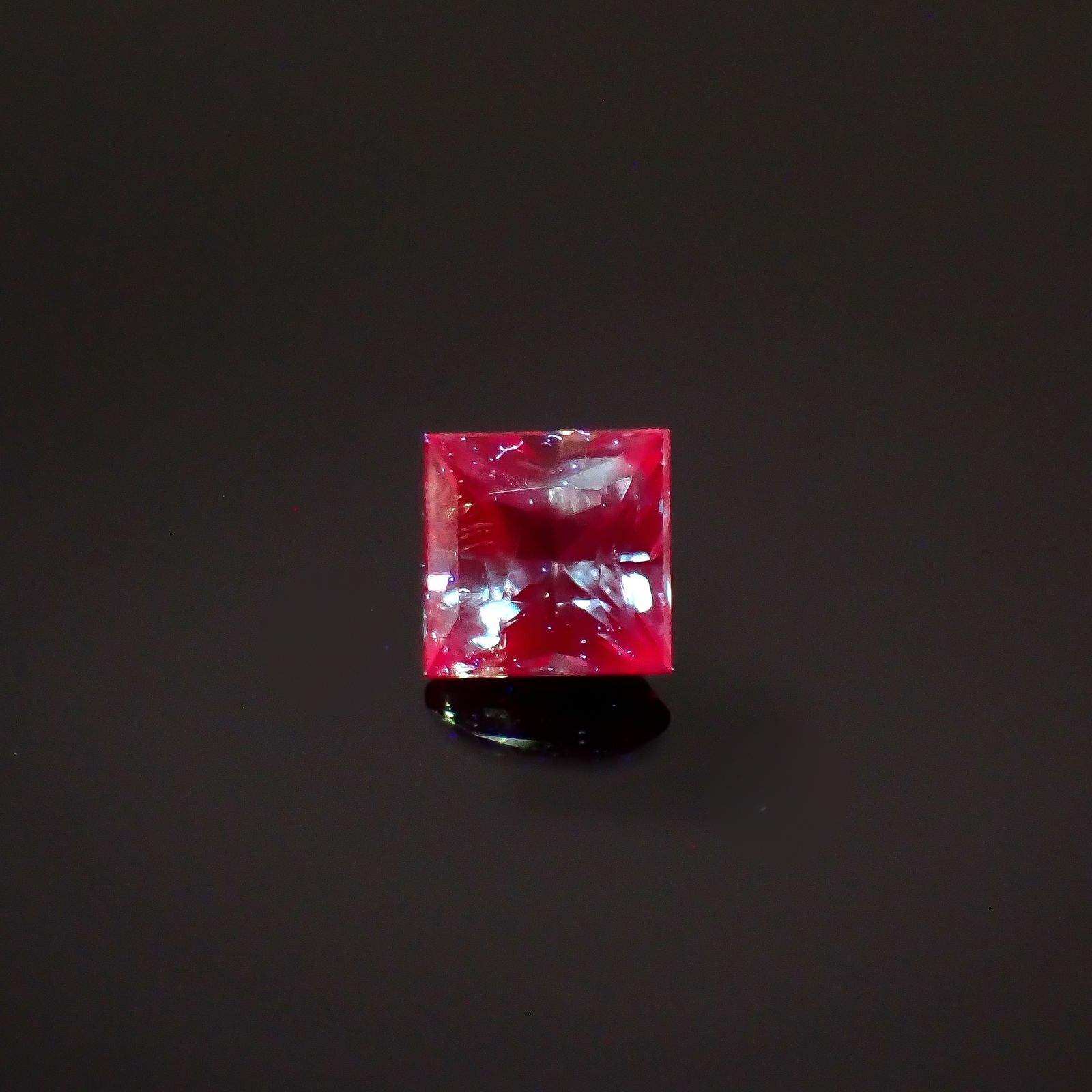 ◇プリンセスカット◇アレキサンドライト ブラジル産/EmeraldMains社製 0.085ct[240527594]2.4x2.4mm前後