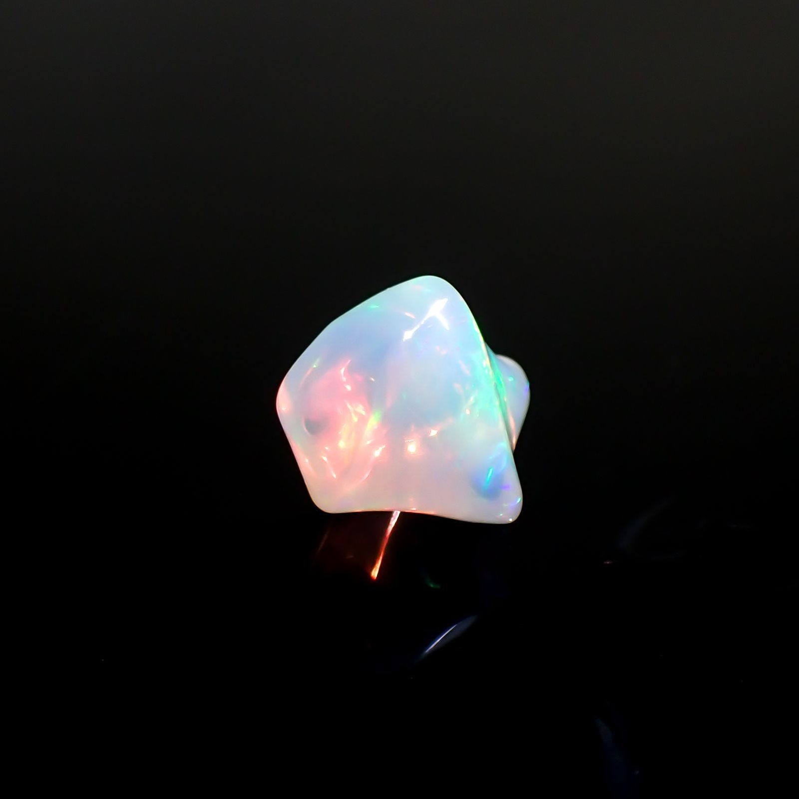 ◇バロック型◇エチオピアオパール(宝石名オパール) エチオピア産 識別済 3.79ct / 13.2x10.9mm前後 [260113175]