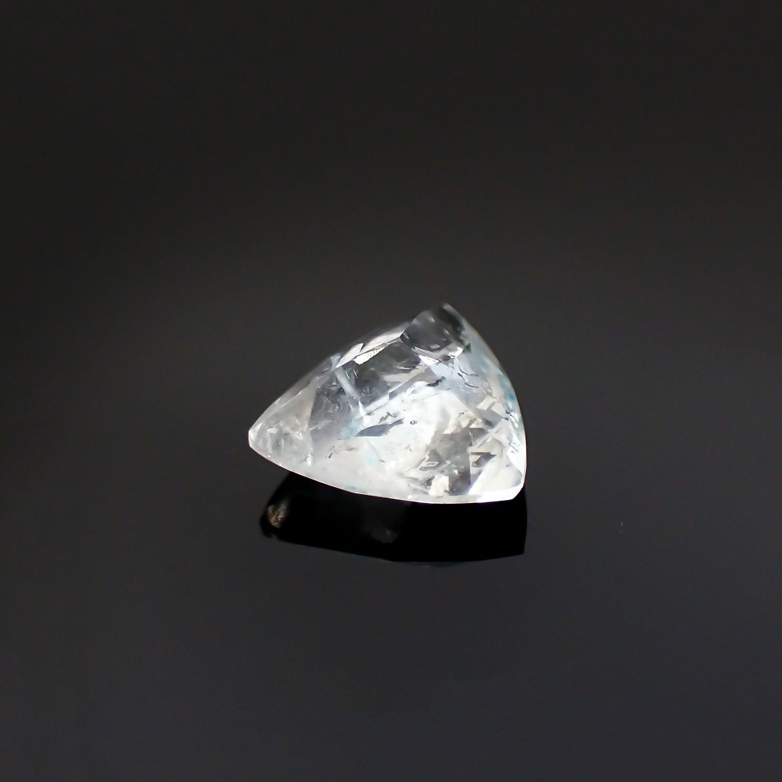 ユークレース(宝石名ユークレース)ブラジル産 0.817ct ソ付(彩珠)[230522043]6.4x6.7mm前後