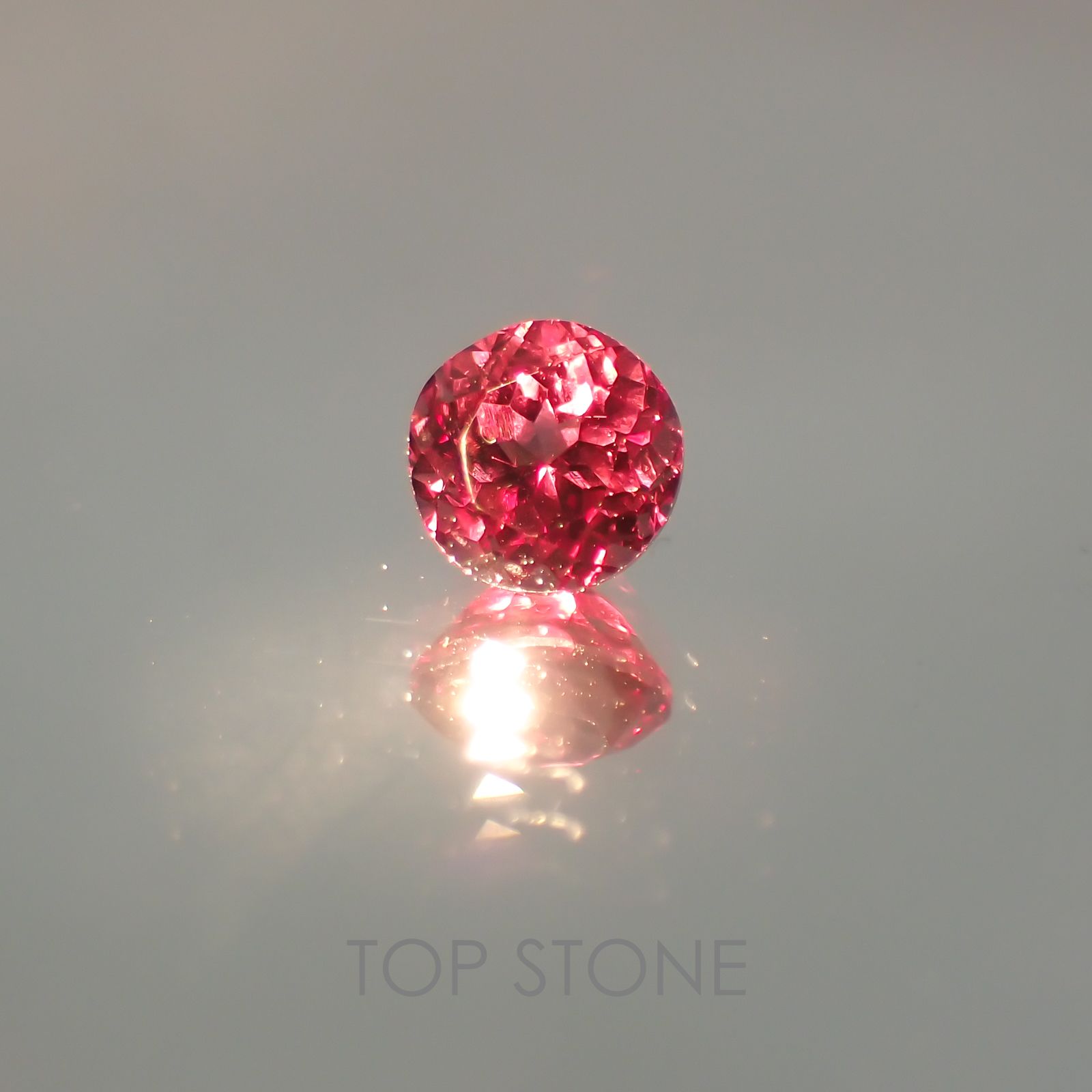 カラーチェンジマラヤガーネット タンザニア産 ルース 0.82ct[21059662]5.4×5.4mm前後
