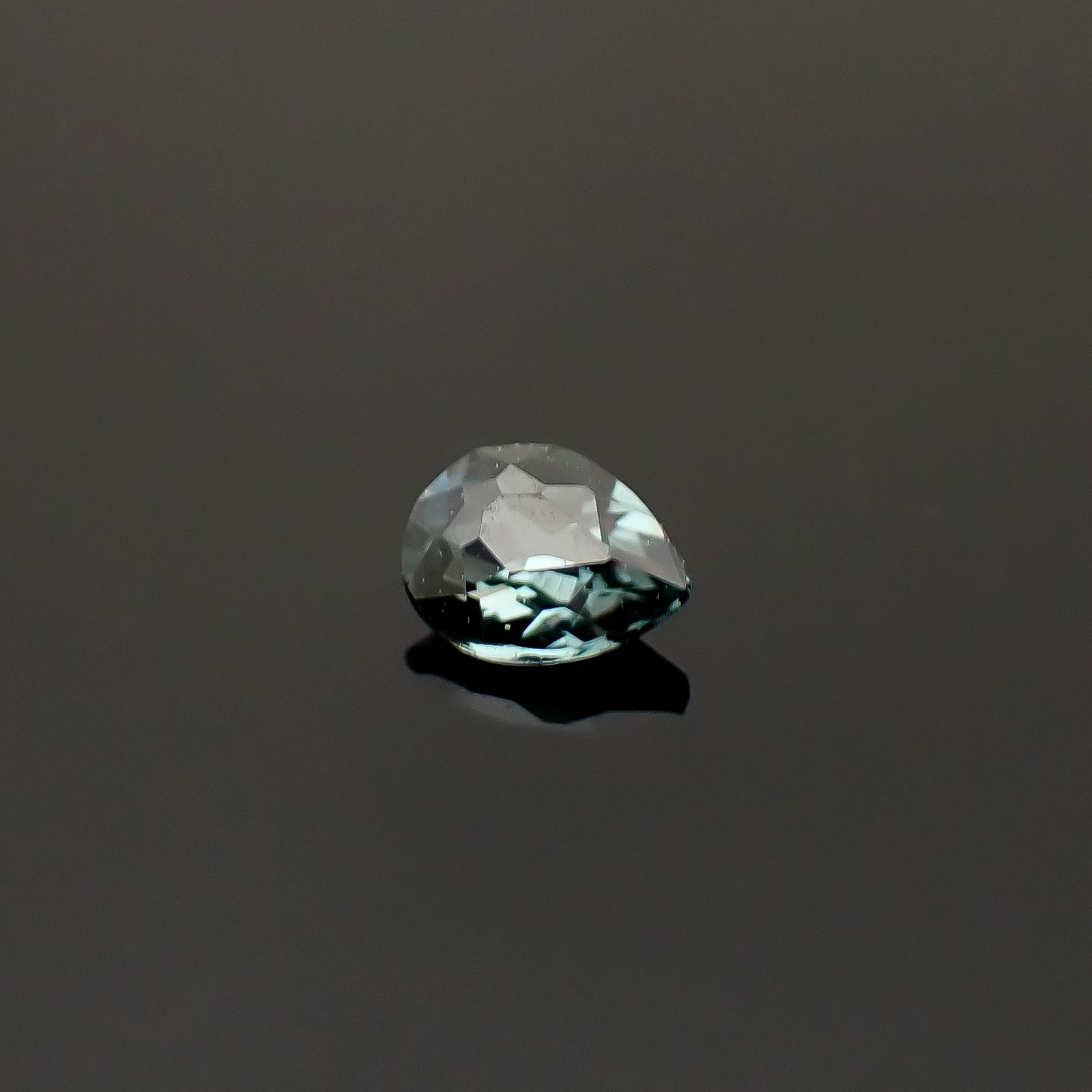 ベキリーブルーガーネット（カラーチェンジガーネット アレキタイプ） マダガスカル・ベキリー産 0.11ct / 3.5x2.7mm前後 [260732457]