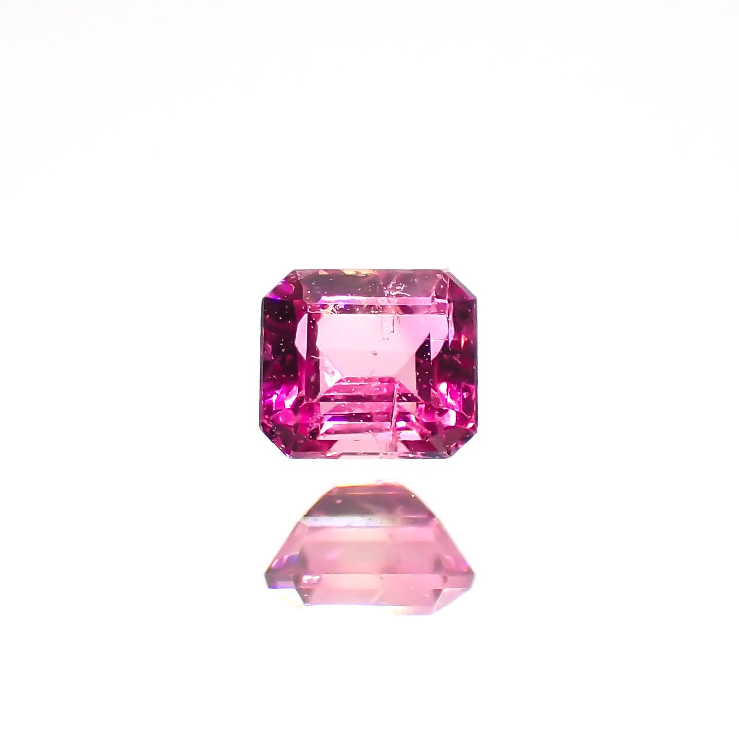 レッドベリル(宝石名レッド・ベリル)アメリカ・ユタ州産 0.12ct 識別済[220515848]3x2.7mm前後
