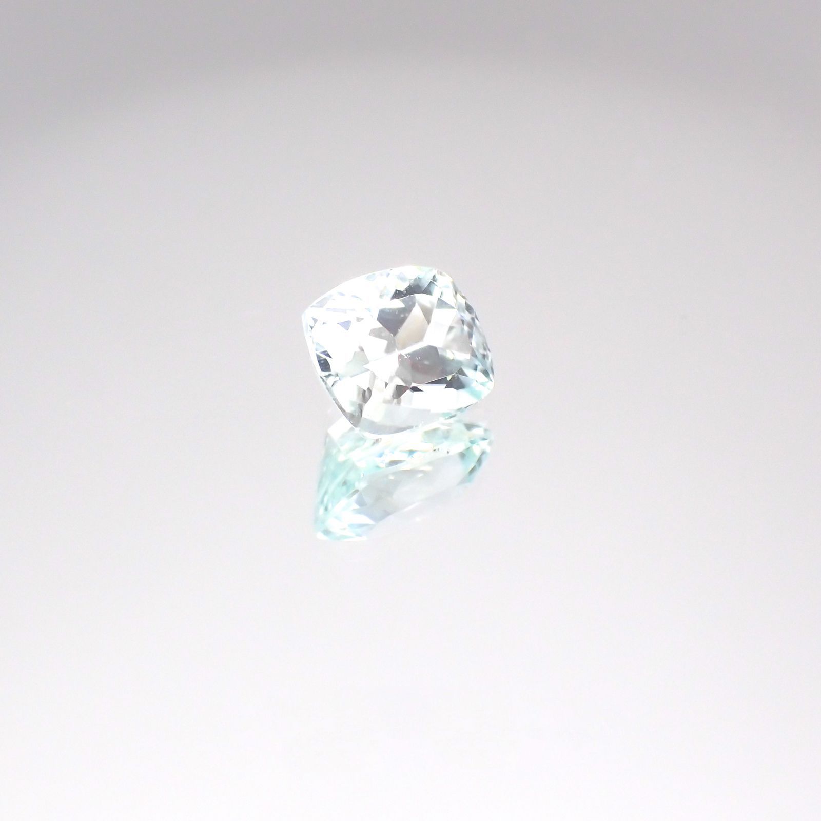 アンブリゴナイト/モンテブラサイト(宝石名モンテブラサイト)マダガスカル産 1.373ct ソ付(日独)[231124099]7.3x6.2mm前後