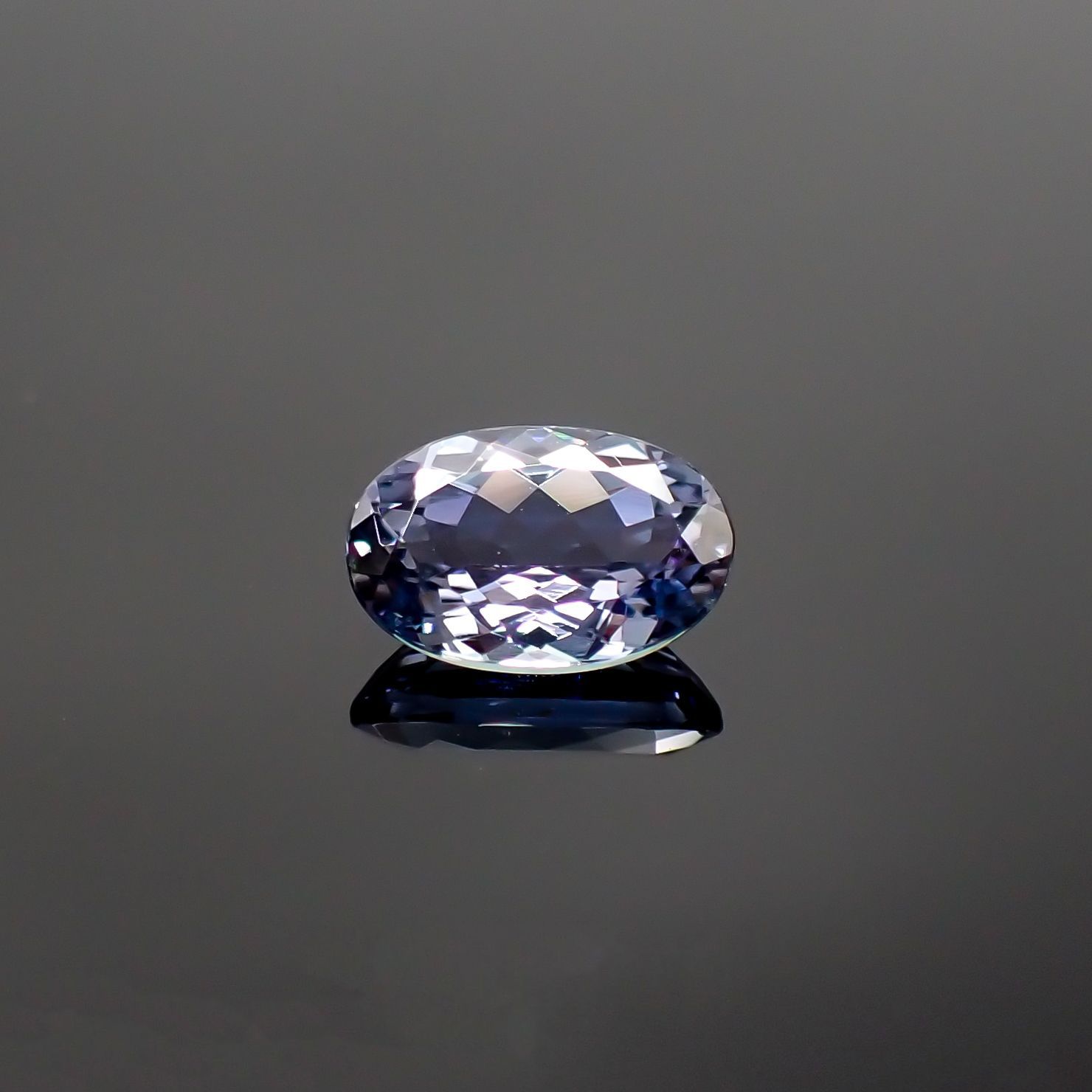 バイカラータンザナイト(宝石名タンザナイト) タンザニア産 1.920ct ソ付(彩珠)[210711831]9.6×6.2mm前後