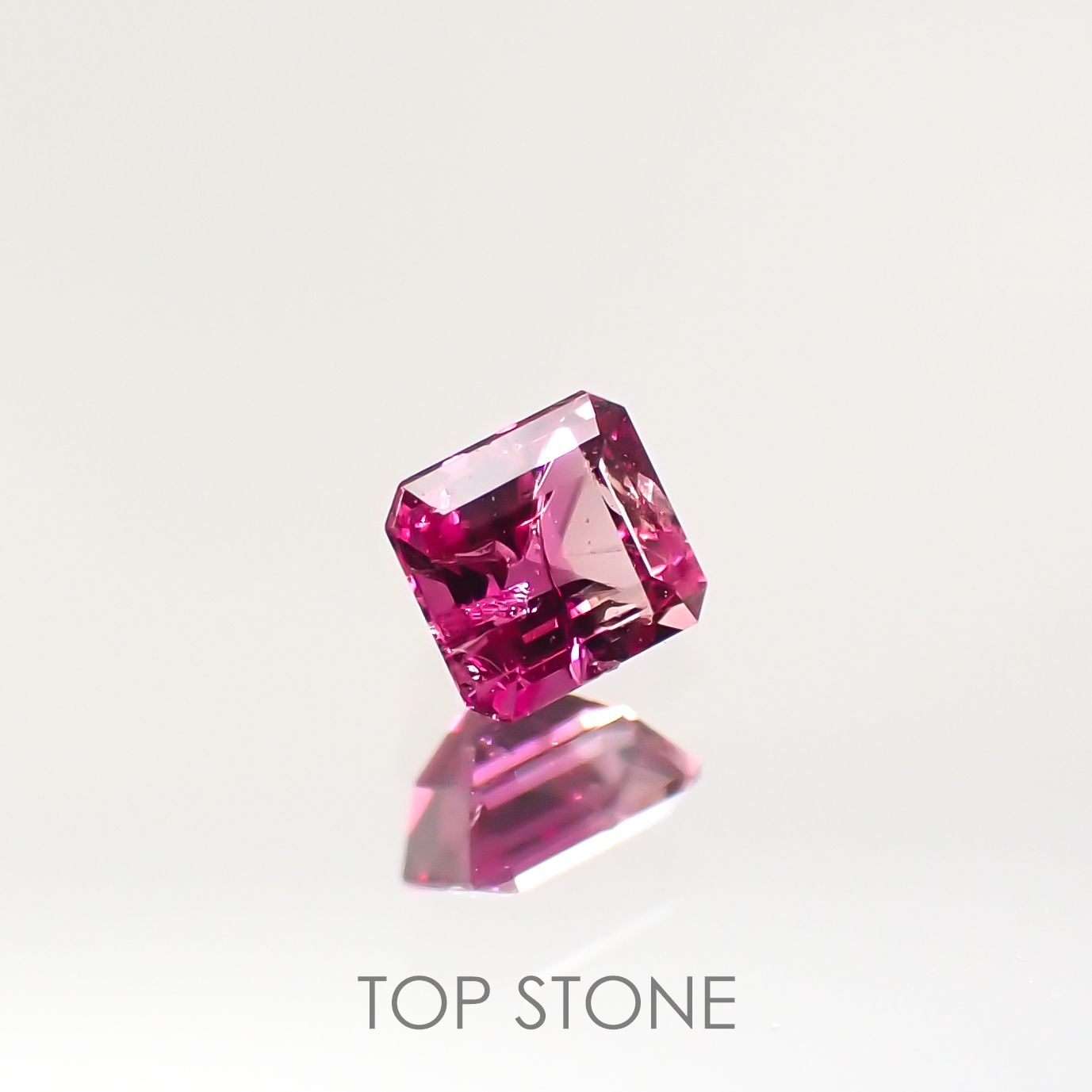レッドベリル アメリカ・ユタ州産 ルース 0.147ct[210712048]3.2×2.9mm前後
