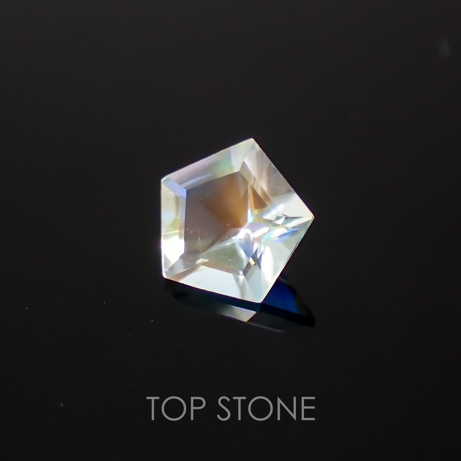 ◇ペンタゴンカット◇レインボームーンストーン(アンデシンラブラドライト) SA マダガスカル産 ルース 0.34ct[21059780]5.2×5.4mm前後
