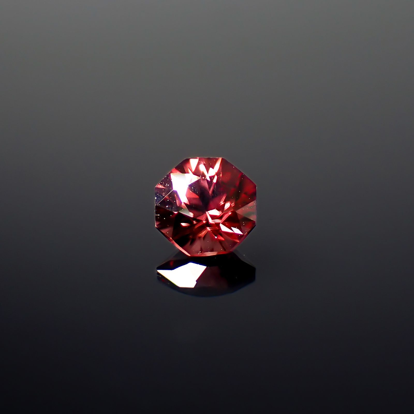 ◇オクタゴンカット◇レッドジルコン(宝石名ジルコン)スリランカ/カンボジア産 識別済 0.75ct / 5x4.9mm前後 [260732554]