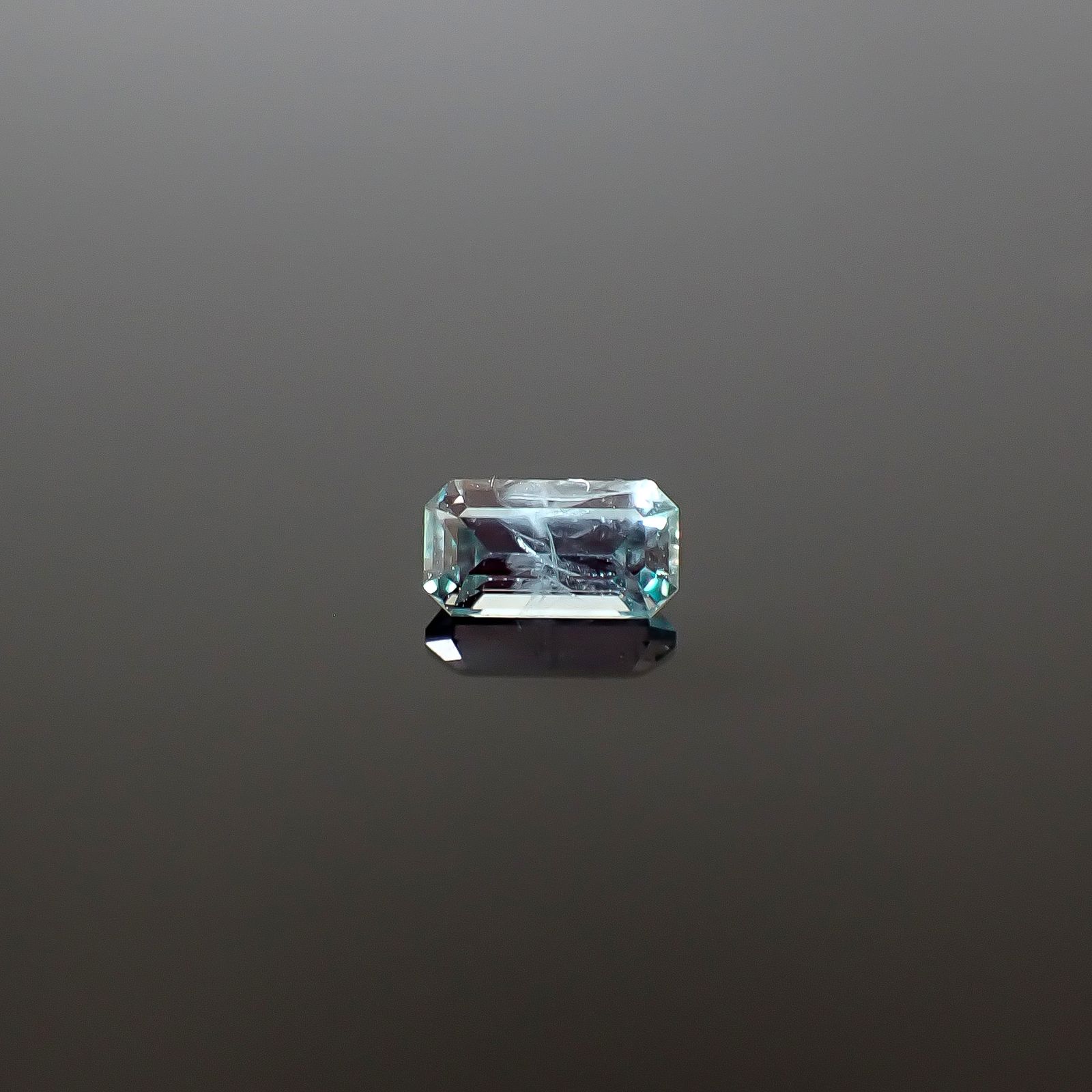 アレキサンドライト ロシア産 0.16ct / 4.1x2.2mm前後 [260532147]