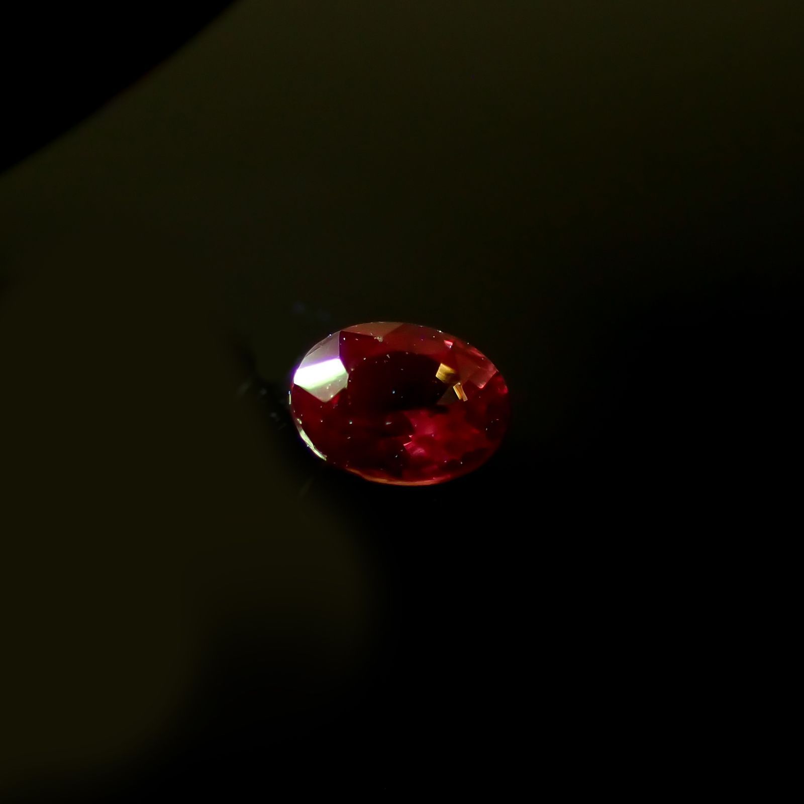 ルビー(宝石名ルビー)タンザニア産 0.22ct 識別済[240226105]3.8x2.8mm前後