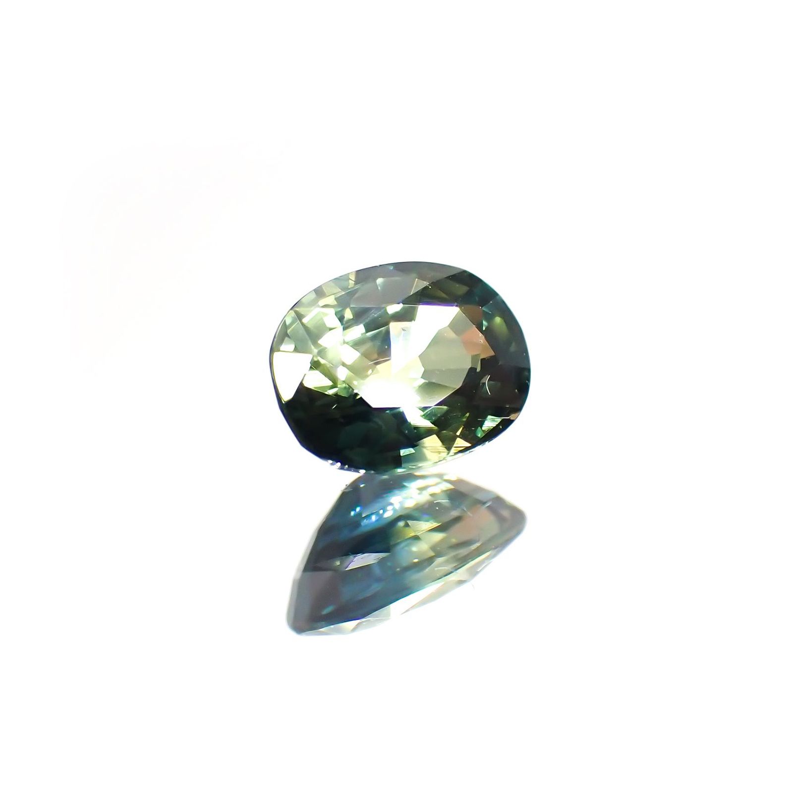 バイカラーサファイア(宝石名バイカラー・サファイア)マダガスカル/オーストラリア産 識別済 0.64ct / 5.6x4.2mm前後 [220114082]