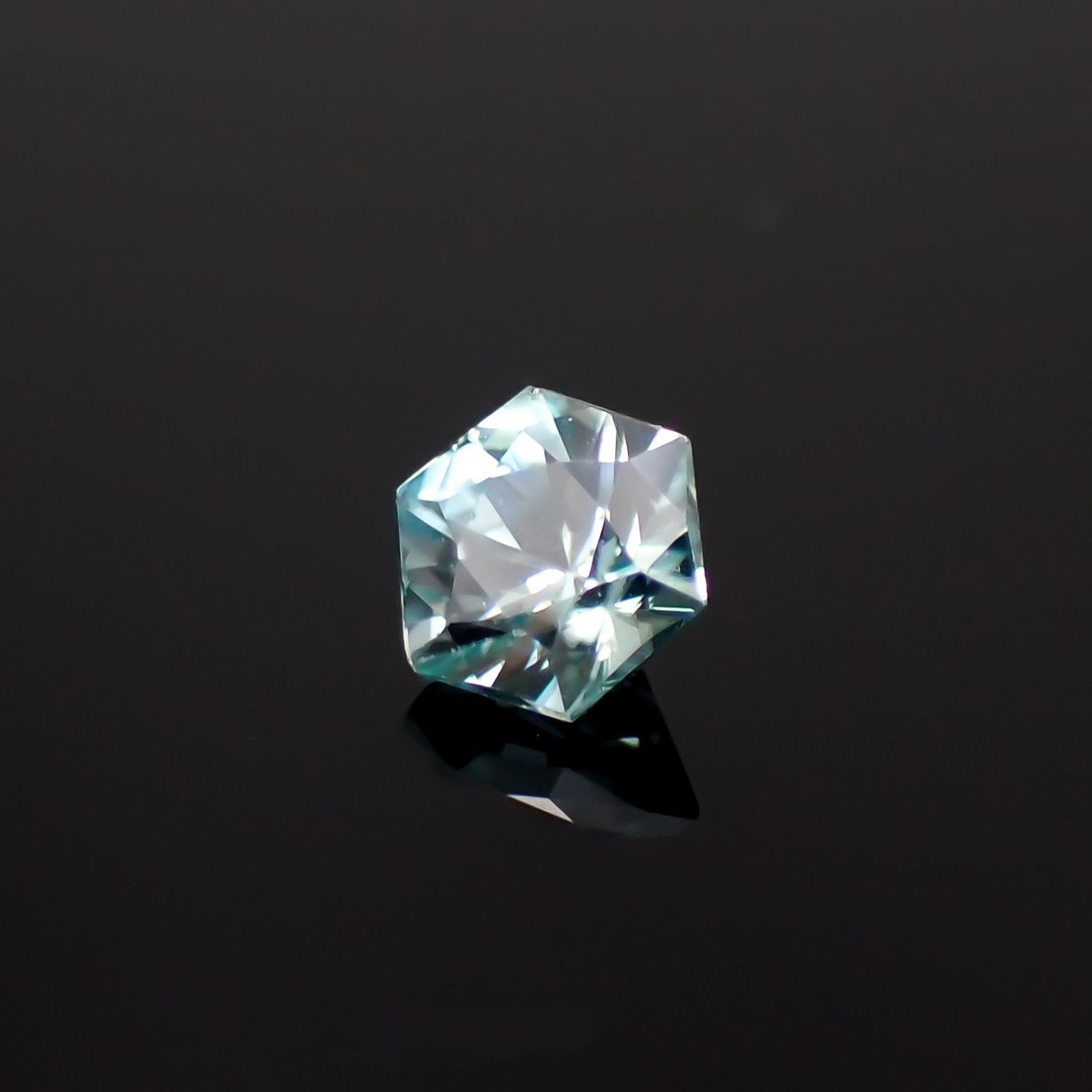 ◇ヘキサゴンカット◇アイスブルージルコン(宝石名ジルコン)カンボジア産 0.80ct 識別済[230320857]4.9x4.7mm前後