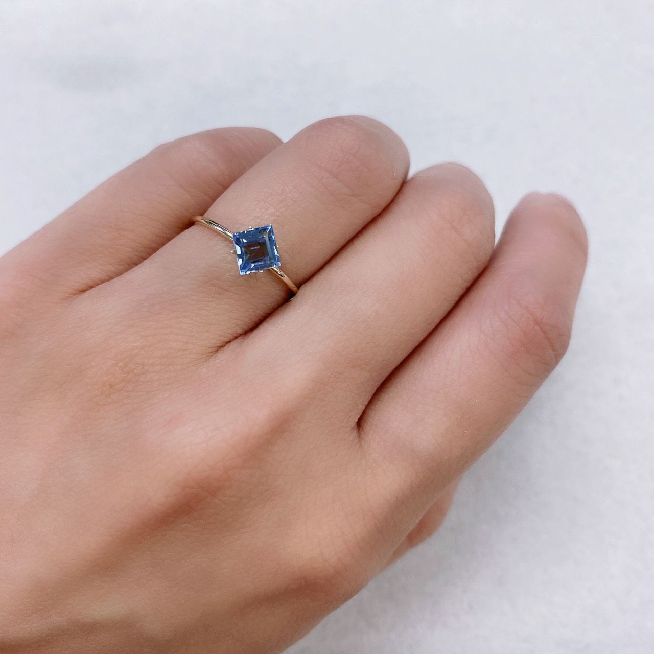 アクアマリン サンタマリアカラー(宝石名アクアマリン) モザンビーク産 0.78ct 識別済[210812598]5×5mm前後