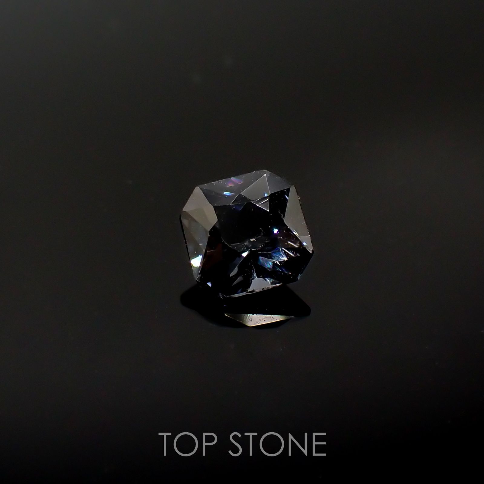 グレースピネル(宝石名スピネル)ビルマ/マダガスカル産 0.70ct 識別済[220716821]5.2x5.2mm前後