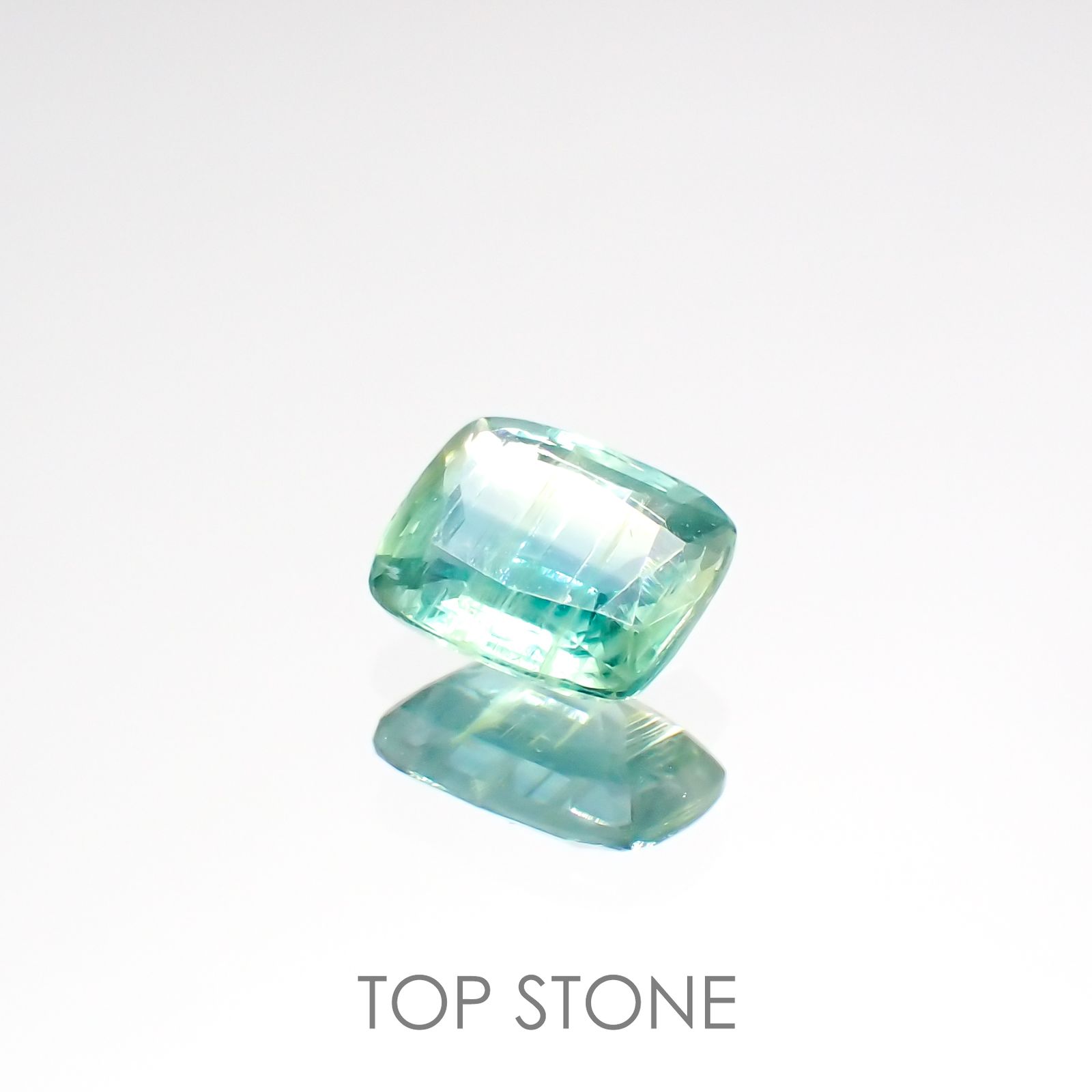 バイカラーカイヤナイト(宝石名カイヤナイト)ネパール産 1.10ct 識別済[220115375]6.7x5.3mm前後