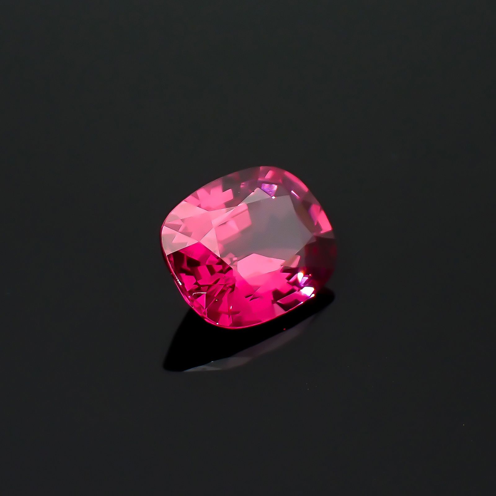 ホットピンクスピネル タンザニア・マヘンゲ産 3.07ct / 10x8mm前後 [260732610]