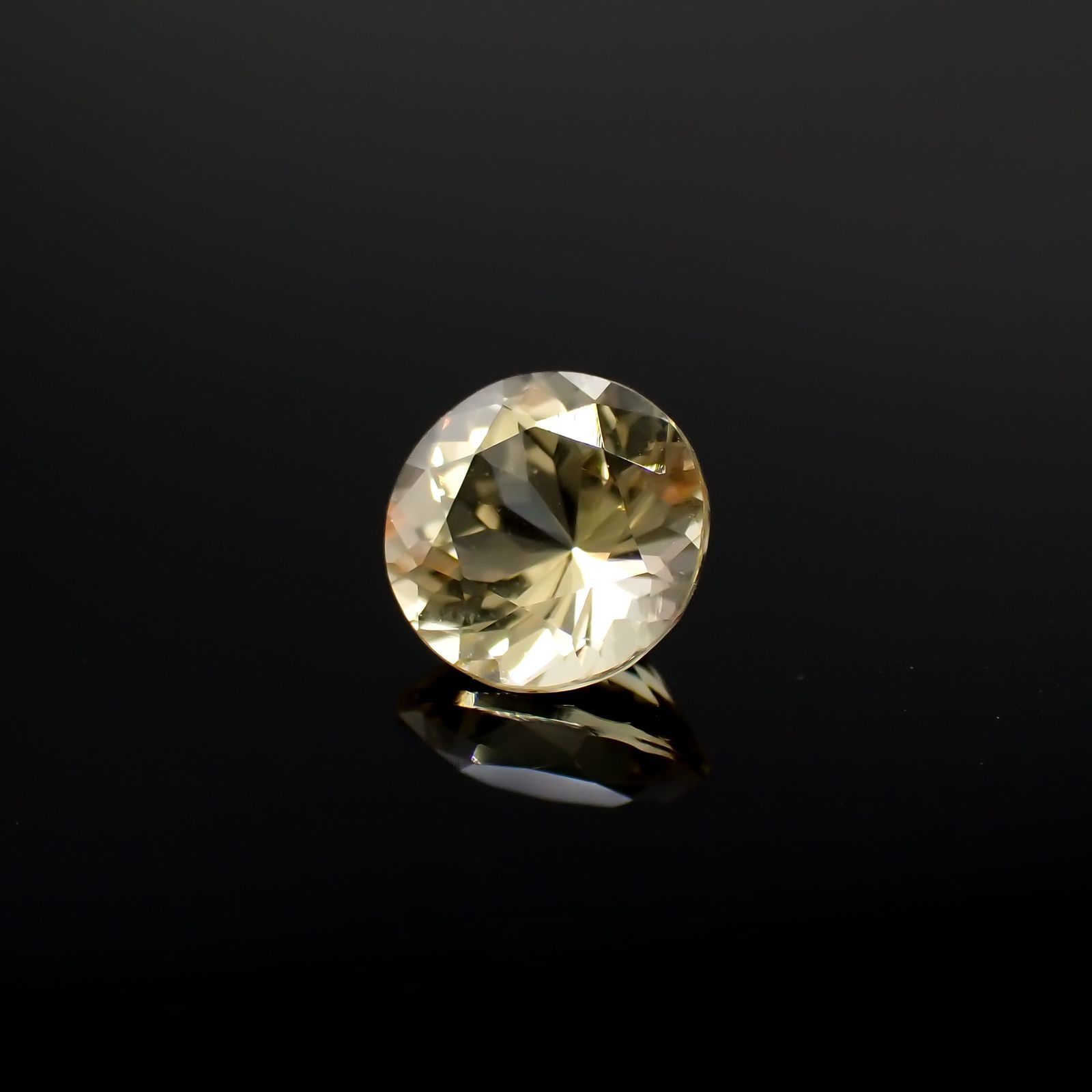 イエロースキャポライト(宝石名イエロー・スキャポライト)タンザニア産 識別済 0.78ct / 6.1x6.1mm前後 [251118027]