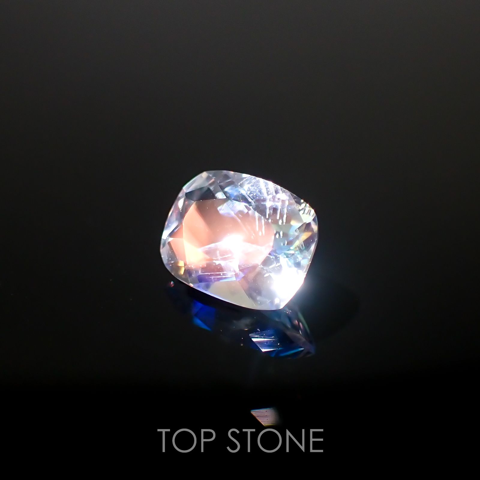 レインボームーンストーン(宝石名ラブラドライト)マダガスカル産 0.65ct 識別済[221018294]6.5x4.9mm前後