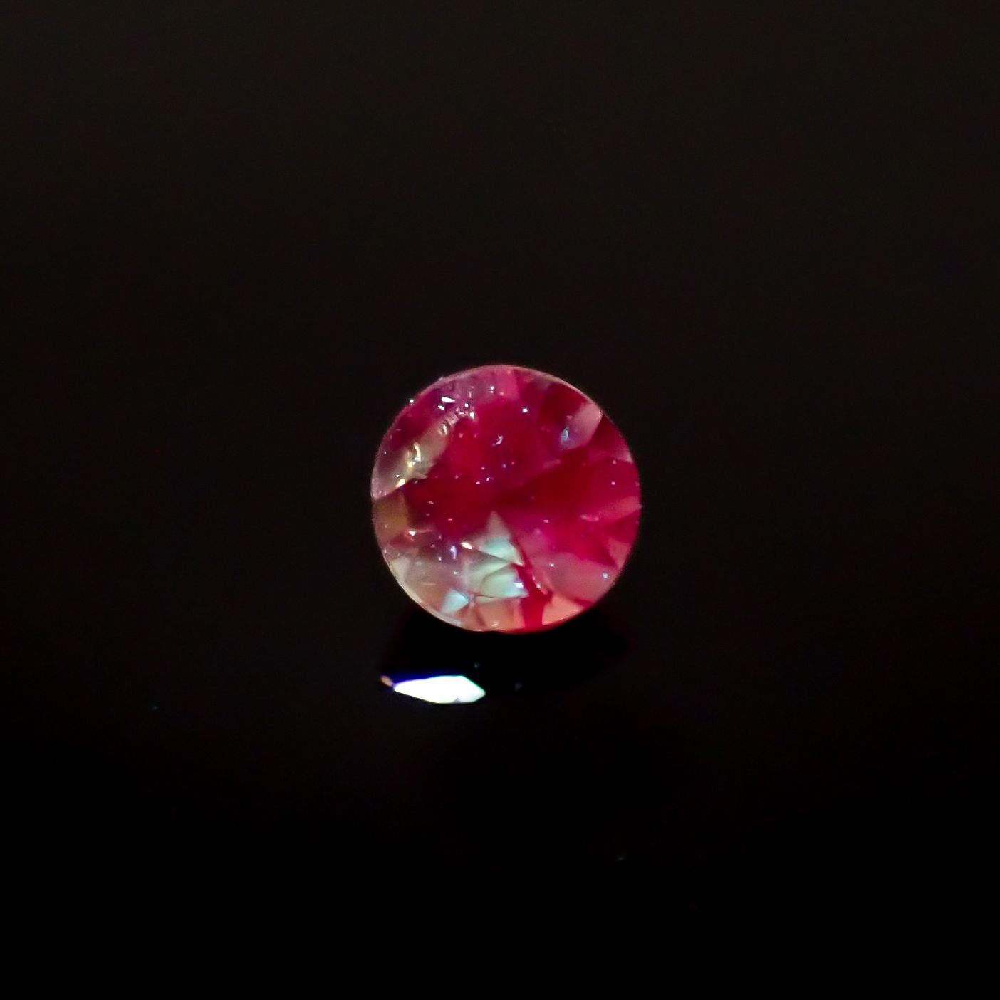 アレキサンドライトキャッツアイ ブラジル・ミナスジェライス州ヘマチタ鉱山産 0.085ct[240929041]2.5x2.5mm前後