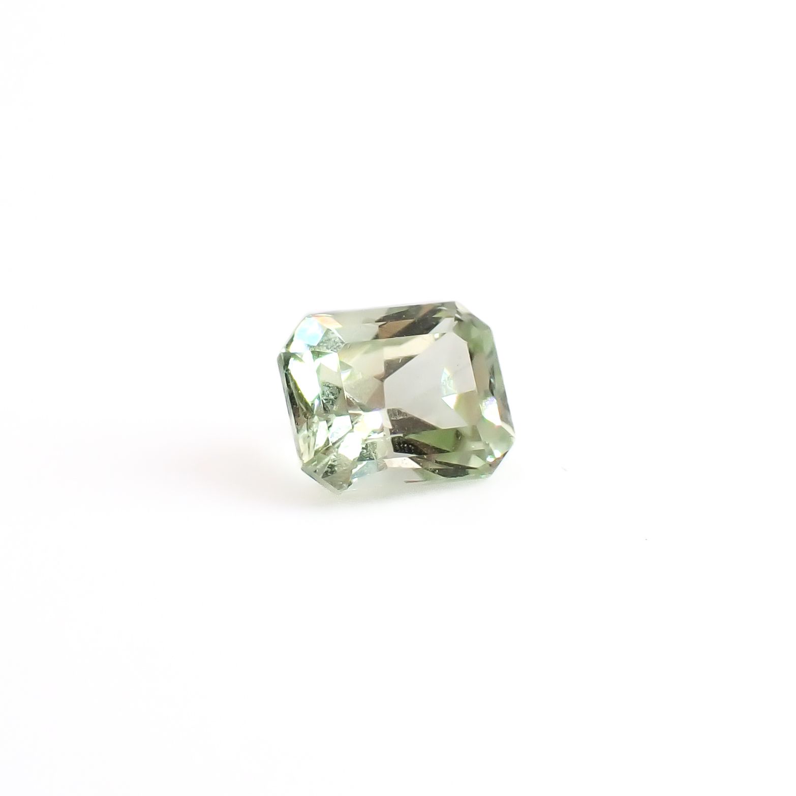 ミントガーネット タンザニア産 0.37ct / 4.3x3.5mm前後 [260932682]