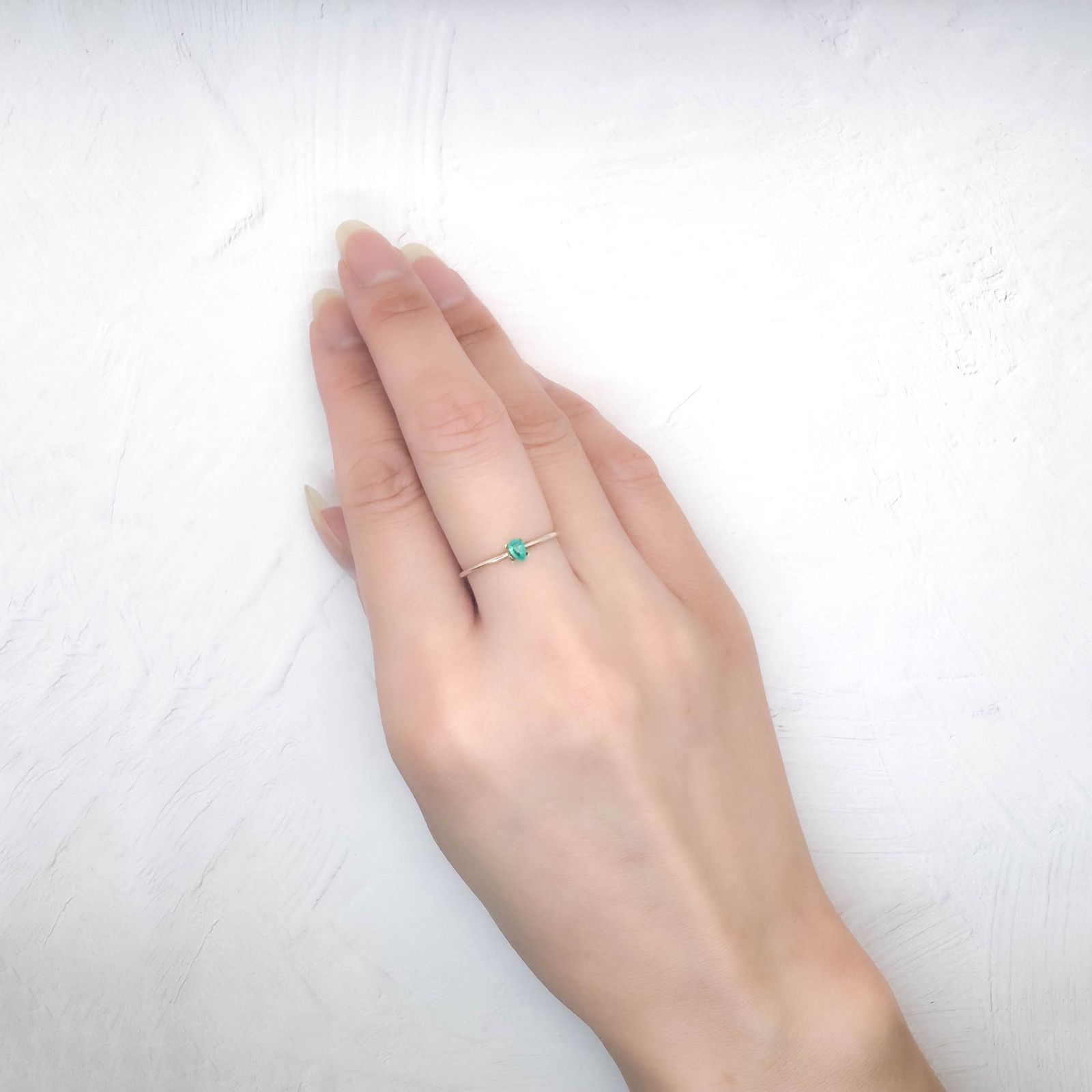 パライバトルマリン(宝石名トルマリン/別名パライバ・トルマリン)ブラジル産 識別済 0.12ct / 3.9x2.5mm前後 [250931081]