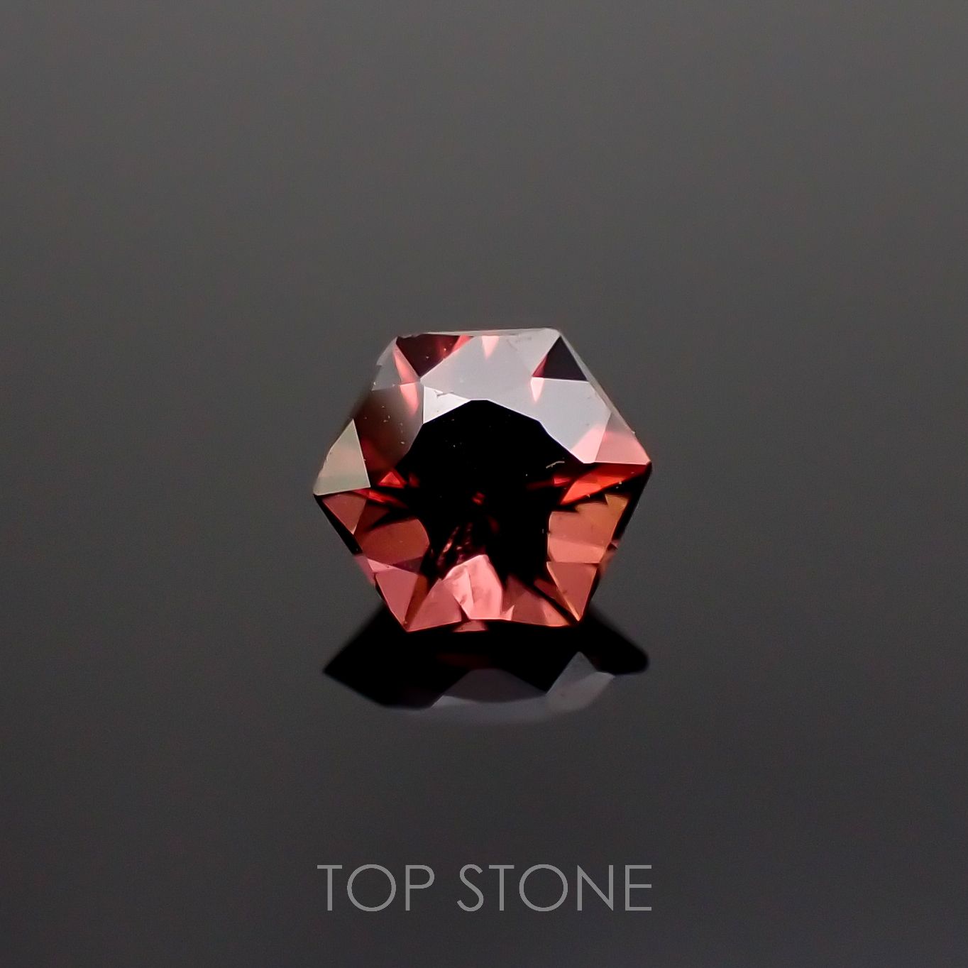 ◇ヘキサゴンカット◇レッドジルコン(宝石名ジルコン)スリランカ/カンボジア産 0.45ct 識別済[221018490]4.1x4mm前後