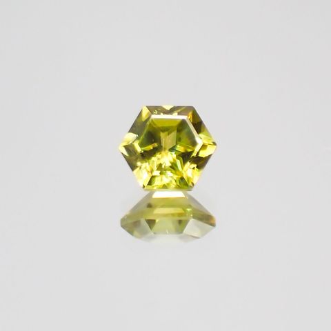 ◇ヘキサゴンカット◇スフェーン(宝石名スフェーン) マダガスカル産 0.18ct 識別済[210610962]3×3mm前後
