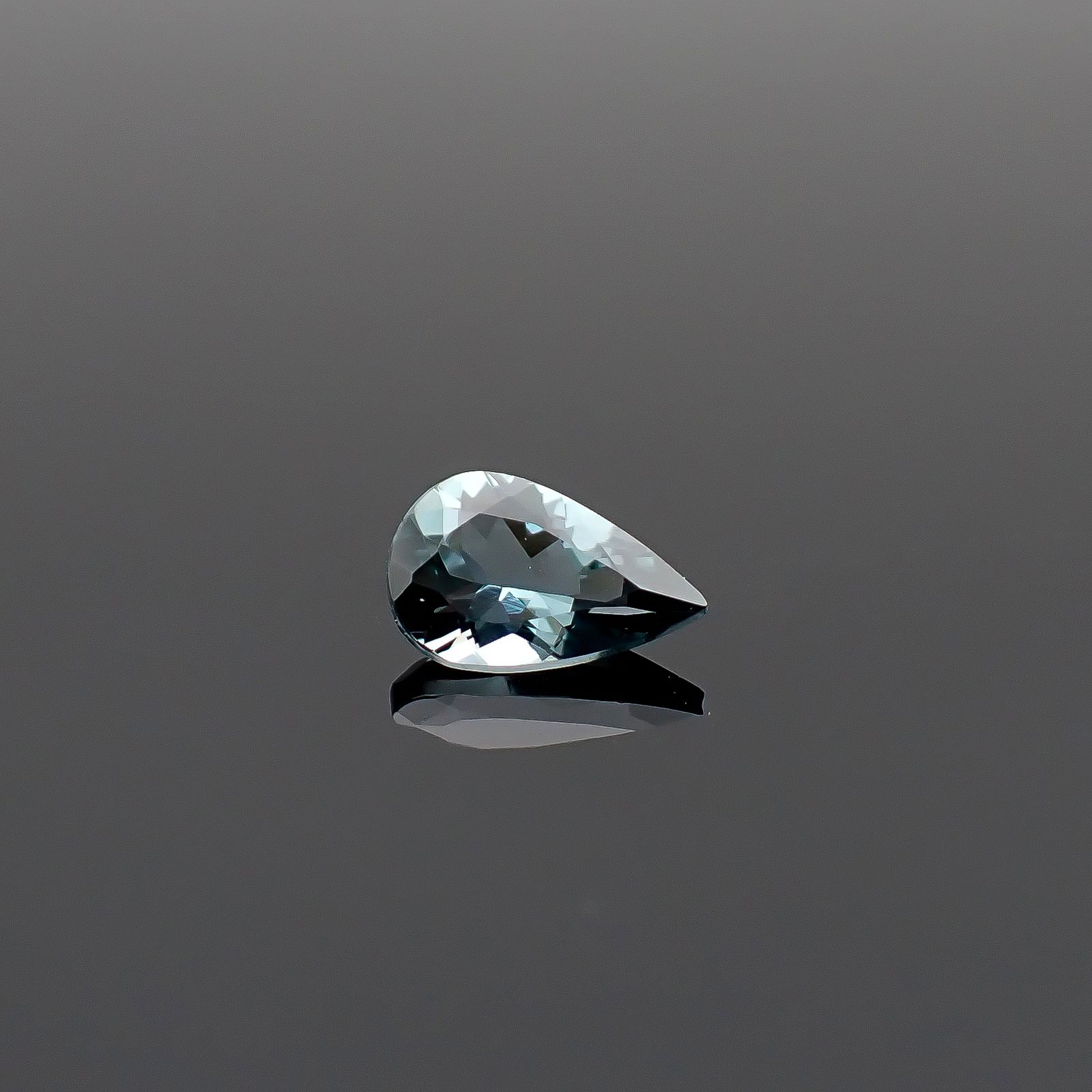 ブルーイッシュグレースピネル モザンビーク産 0.89ct / 8x5.1mm前後 [260632519]