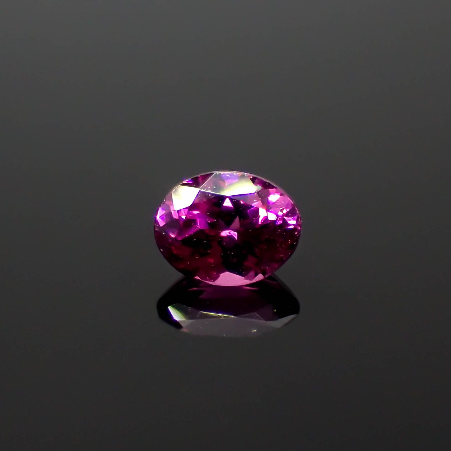 グレープガーネット(宝石名ガーネット)ブラジル産 0.49ct 識別済[240928710]5.1x3.9mm前後
