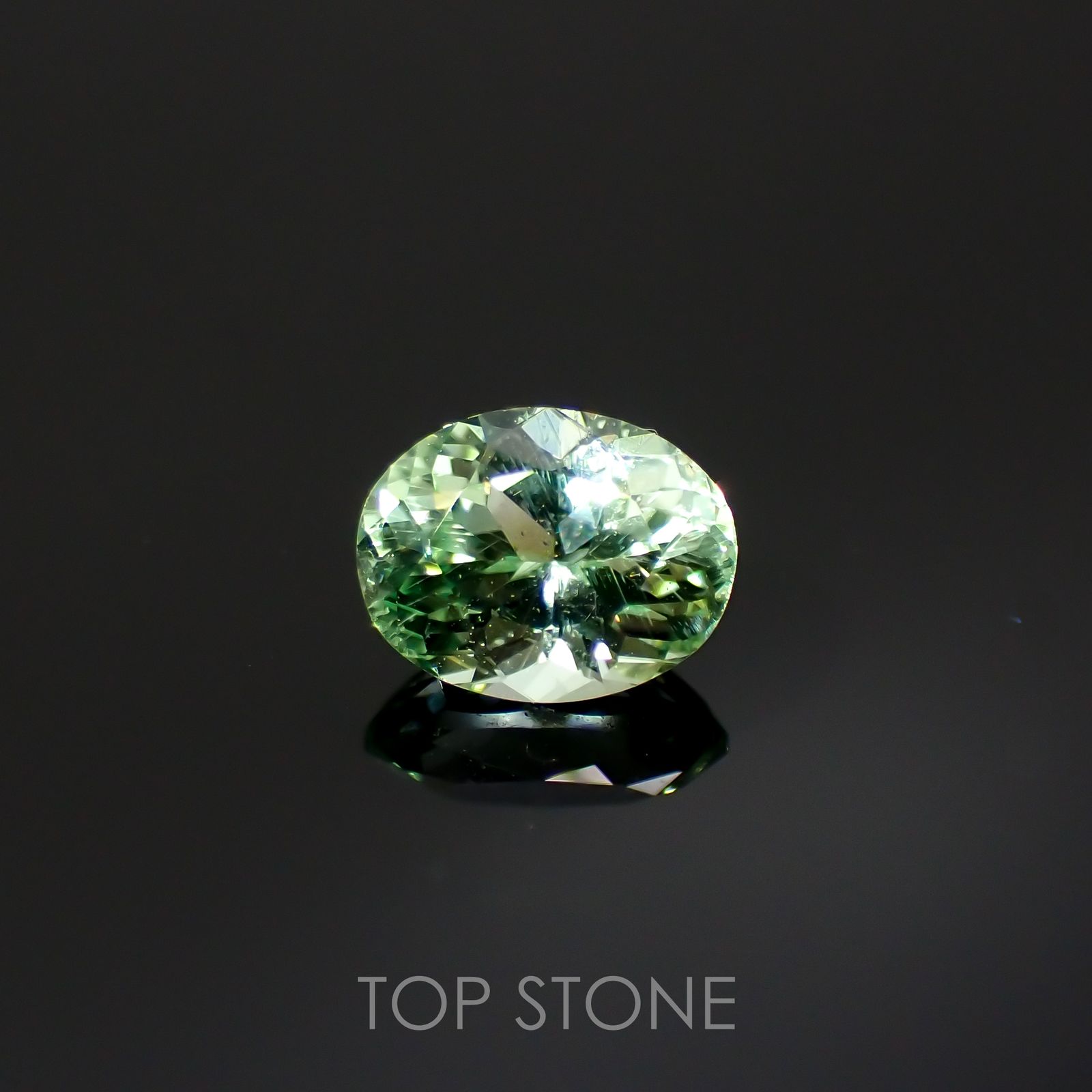 バナジウムコーネルピン(宝石名コーネルピン)タンザニア・タンガ州産 0.69ct 識別済[220115619]6.1x4.7mm前後