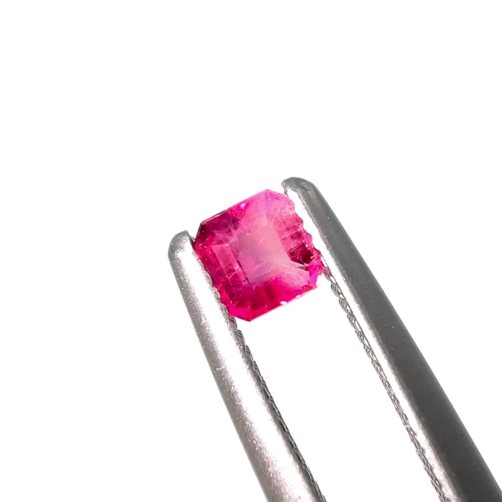 レッドベリル/ピンクベリル アメリカ・ユタ州産 0.12ct / 3x2.9mm前後