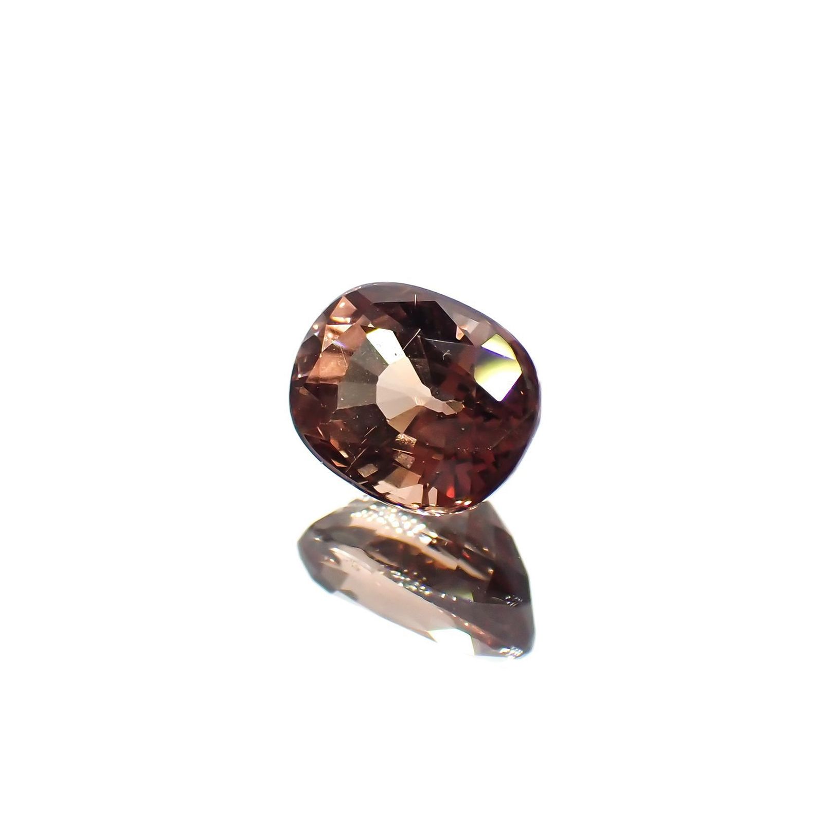 カラーシフトマラヤガーネット(宝石名ガーネット)タンザニア産 識別済 1.34ct / 6.8x5.3mm前後 [260415011]