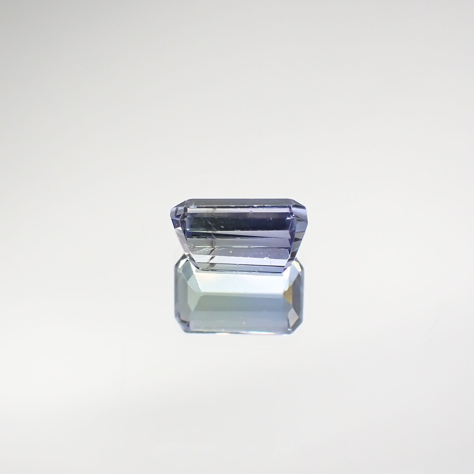 パーティカラータンザナイト(宝石名パーティカラード・ゾイサイト) タンザニア産 0.826ct ソ付(彩珠)[210711846]6.1×4mm前後