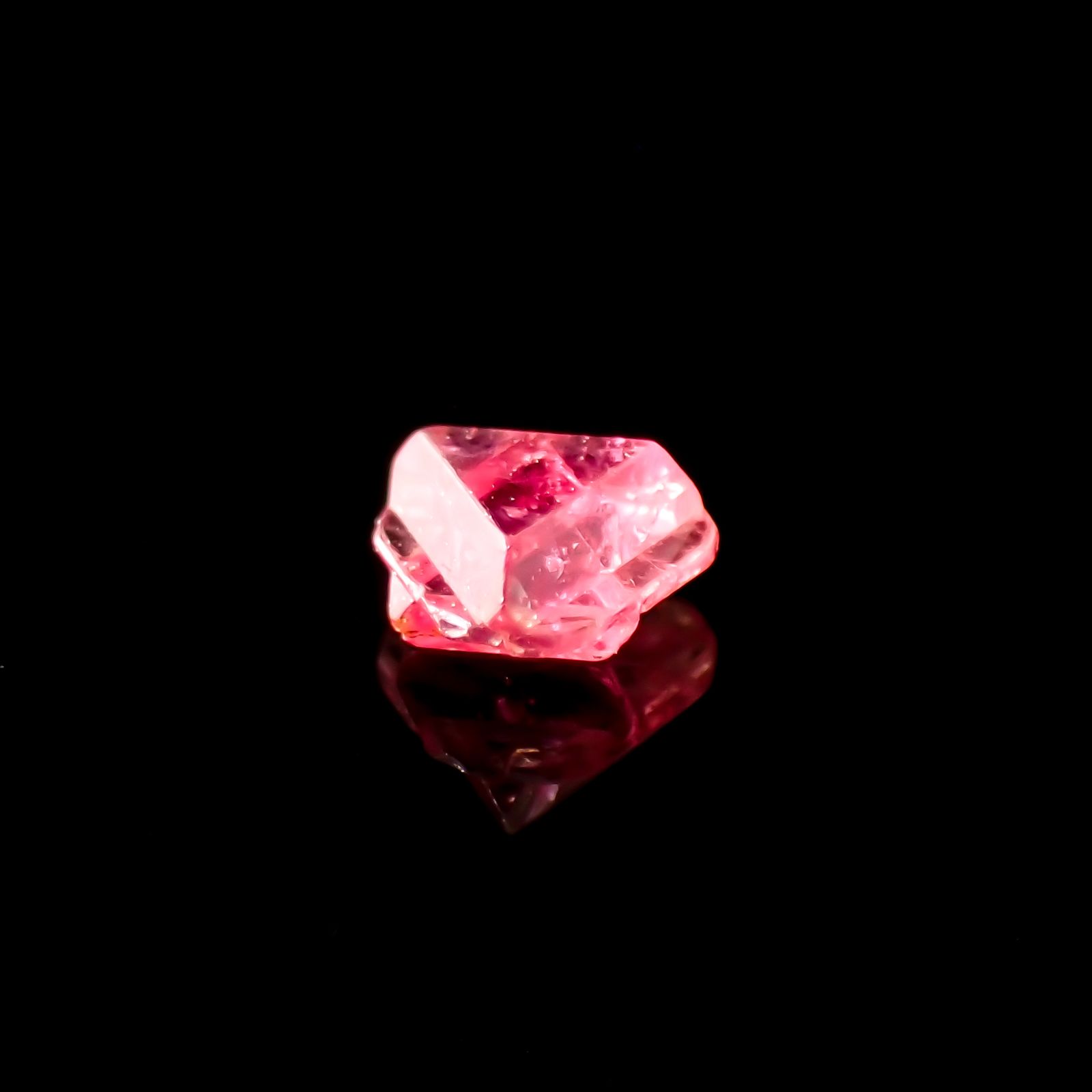 ツインクリスタルスピネル(スピネル式双晶）原石 ビルマ産 0.15ct[231124062]3.6x3.4mm前後