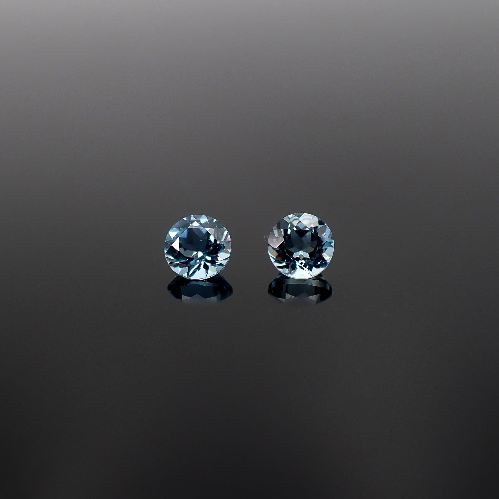 ◇ペアセット◇アクアマリン(宝石名アクアマリン)ブラジル産 識別済 0.49ct(2pcs合計) / 4.0-4.1x4.0-4.1mm前後 [260231760]