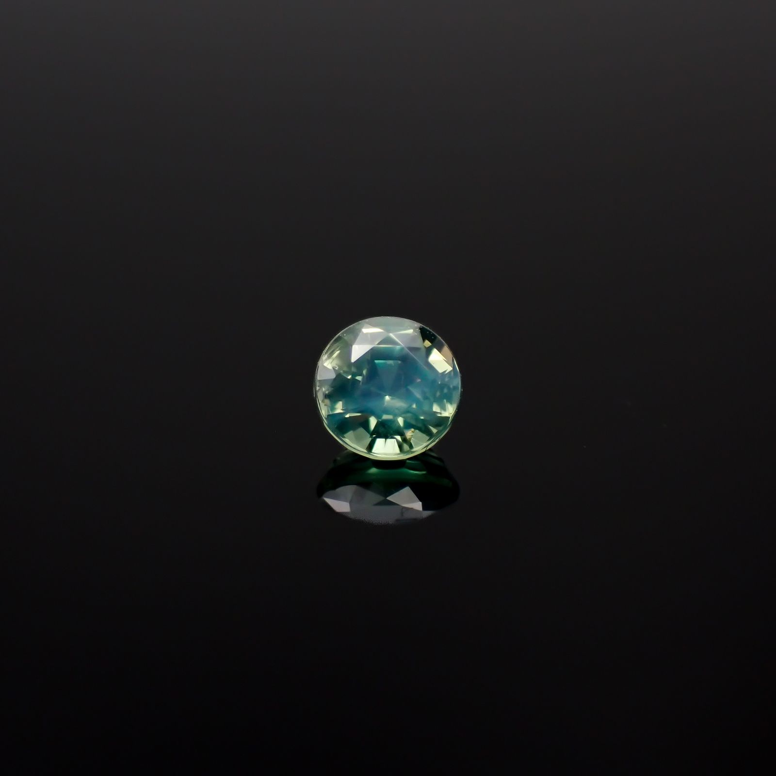 アレキサンドライトキャッツアイ ブラジル・ミナスジェライス州ヘマチタ鉱山産 0.24ct[240527433]3.6x3.6mm前後