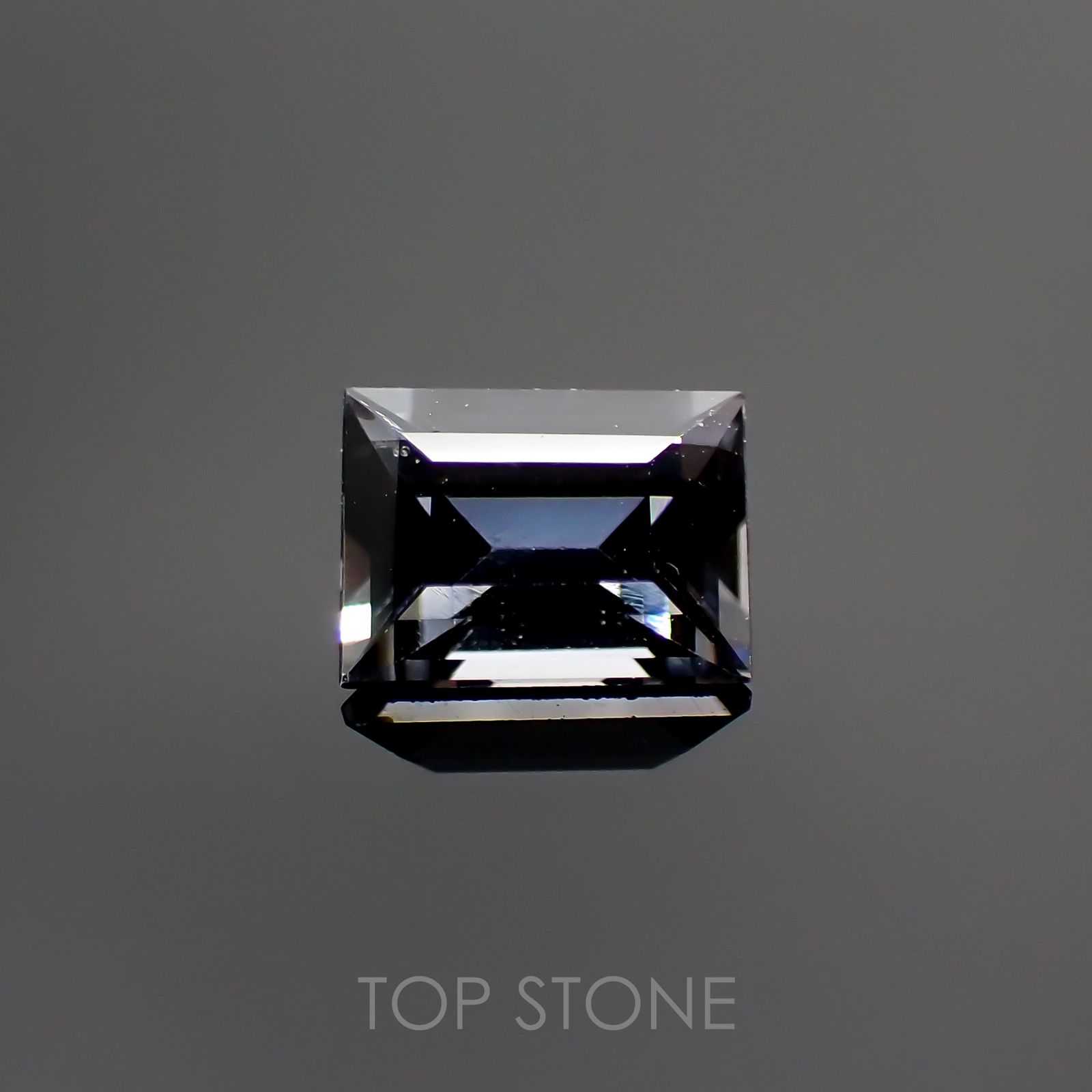 プラチナスピネル(宝石名スピネル) ビルマ産 0.627ct ソ付(彩珠)[210912846]5.5×4mm前後